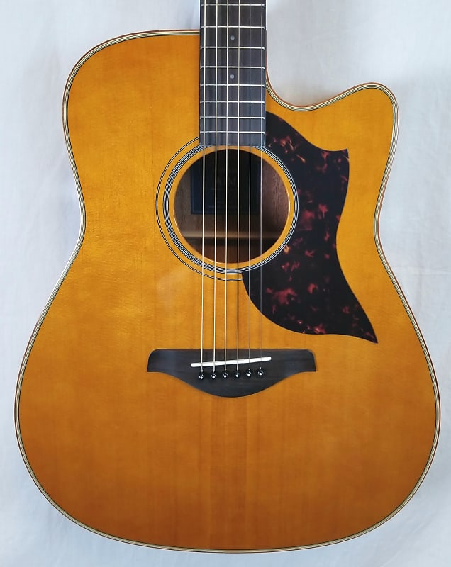 Акустическая/электрическая гитара Yamaha Solid Sitka Spruce Top Cutaway Folk, Mahogany, Vintage Natural A1M VN