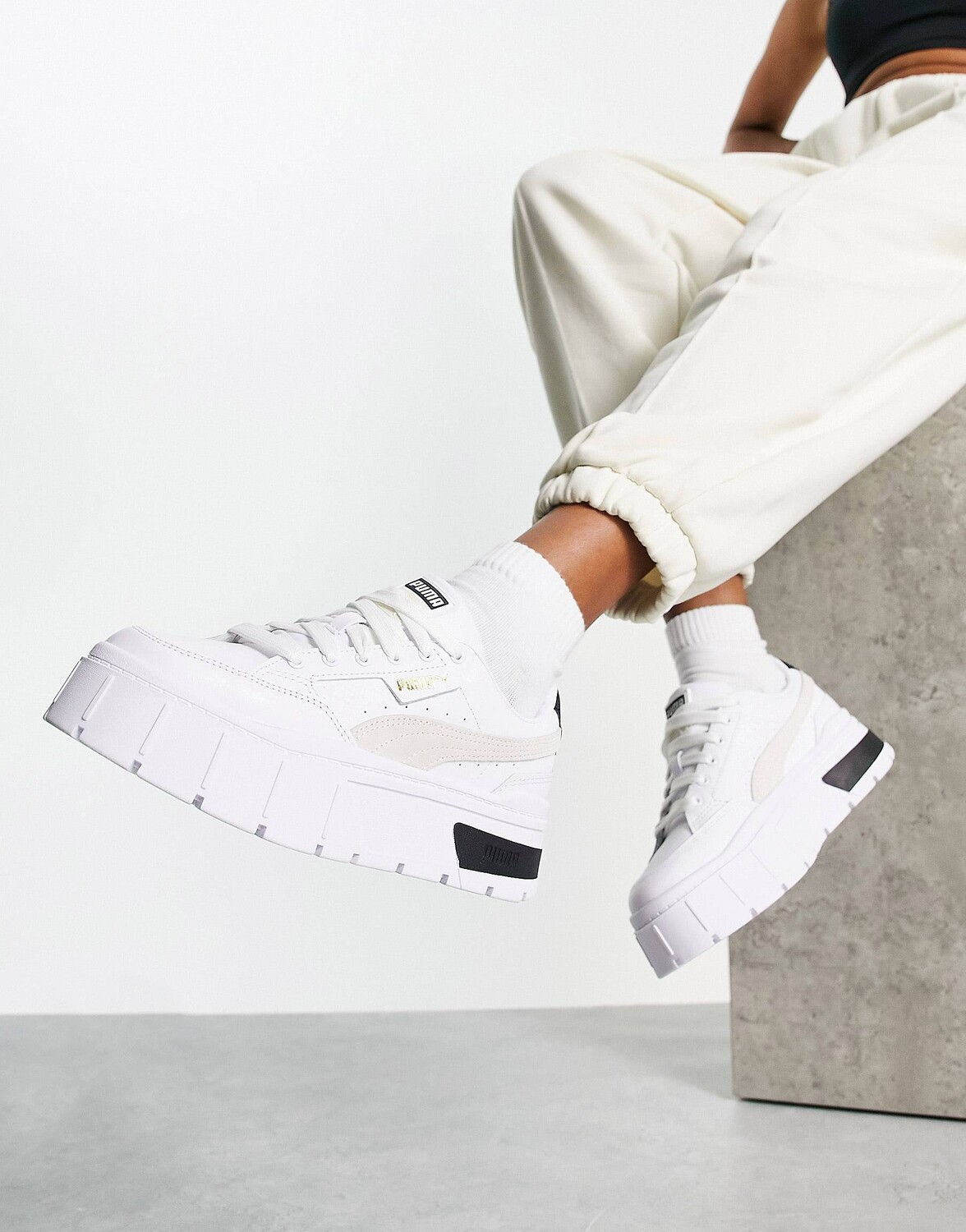 

Черно-белые кроссовки Puma Mayze Stack
