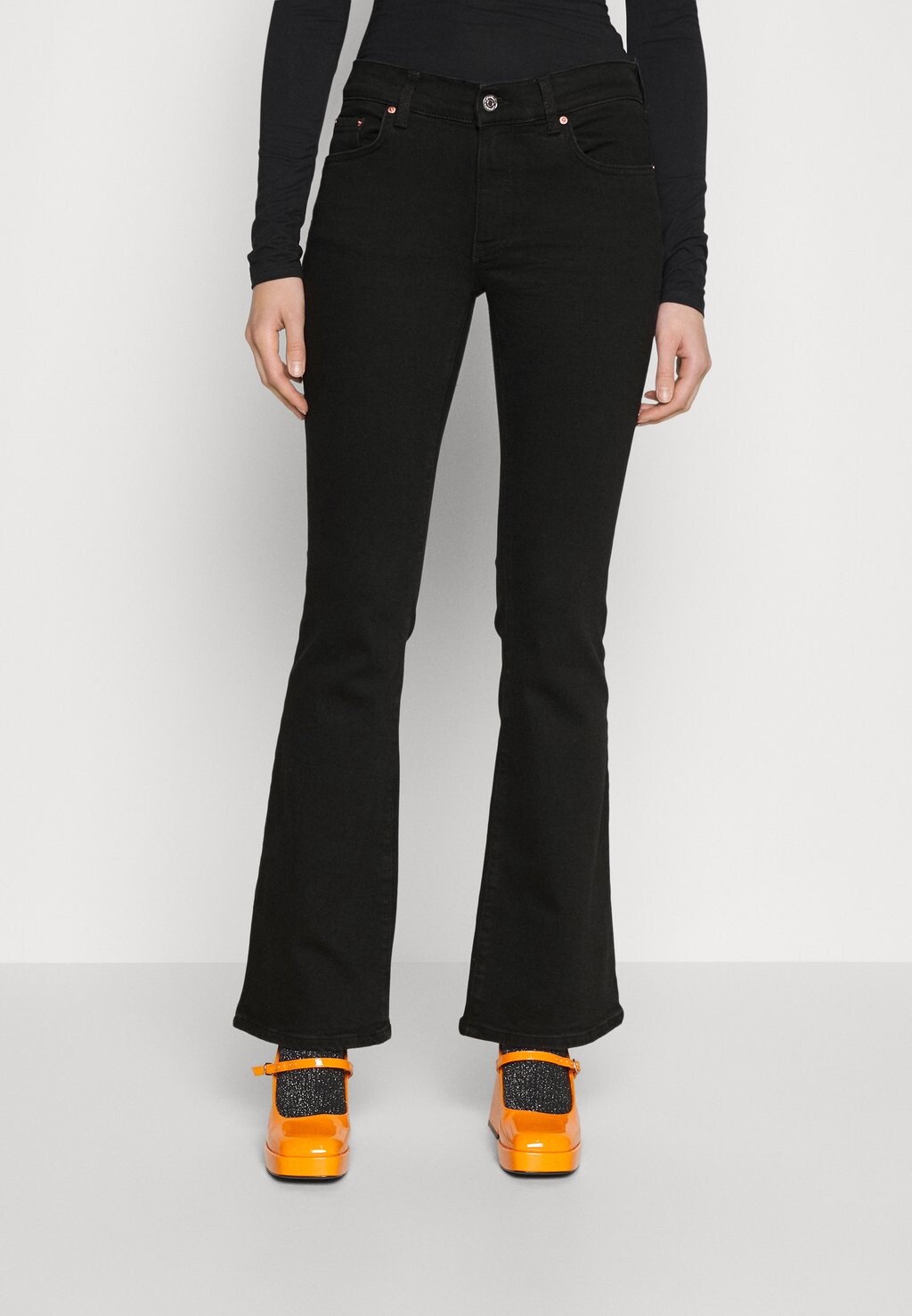 

Расклешенные джинсы Gina Tricot