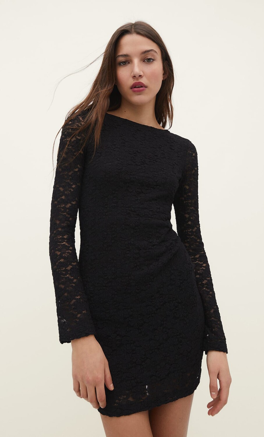 

Короткое платье с бантом Stradivarius, черный
