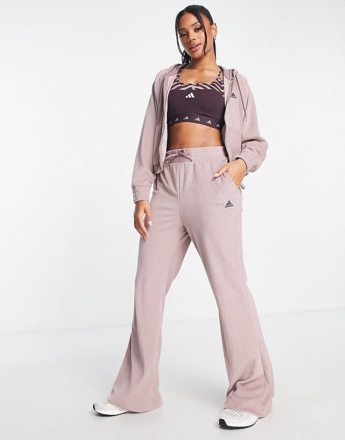

Бордовые велюровые расклешенные джоггеры adidas Training Hyperglam, Красный