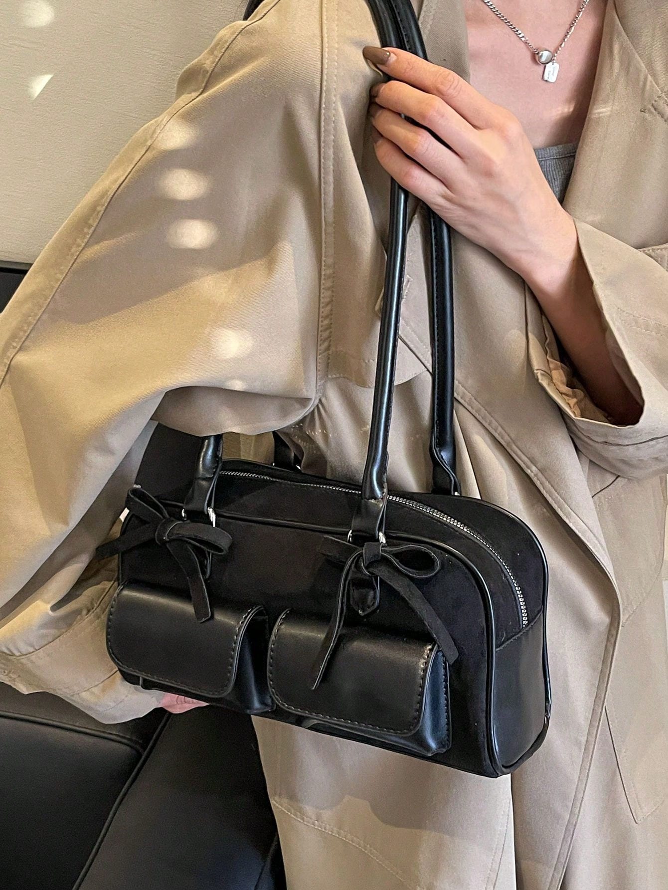 цена Модная черная замшевая винтажная сумка через плечо Boston с множеством карманов и украшениями с бантом, черный