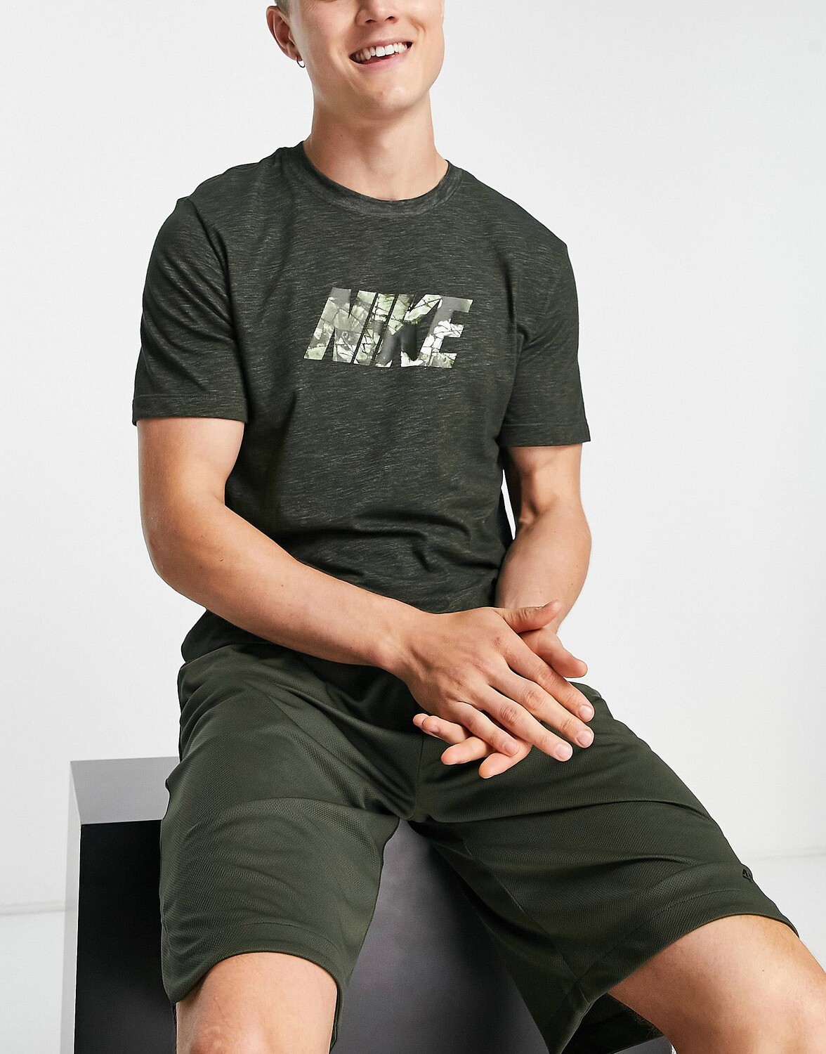 

Футболка цвета хаки с абстрактным логотипом Nike Training