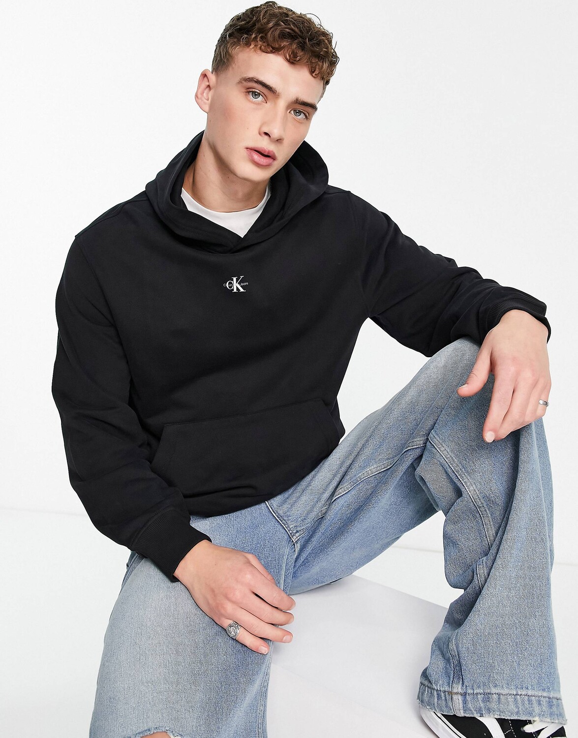 

Черная худи свободного кроя с микро-монологическим логотипом Calvin Klein Jeans, Черный
