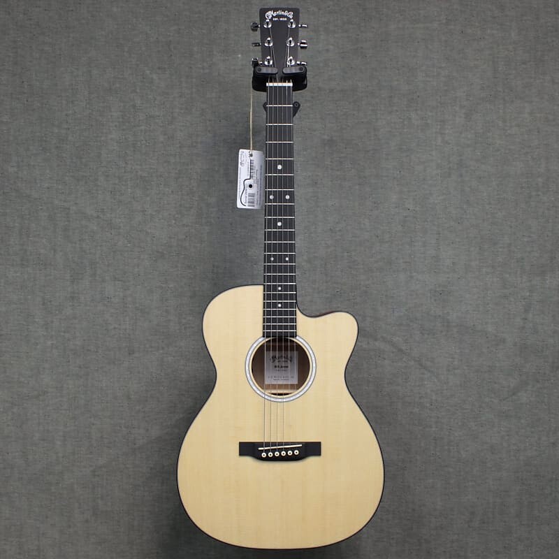

Martin 000CJr-10E Junior Series - топ из ели/задняя часть и бока из сапеле.