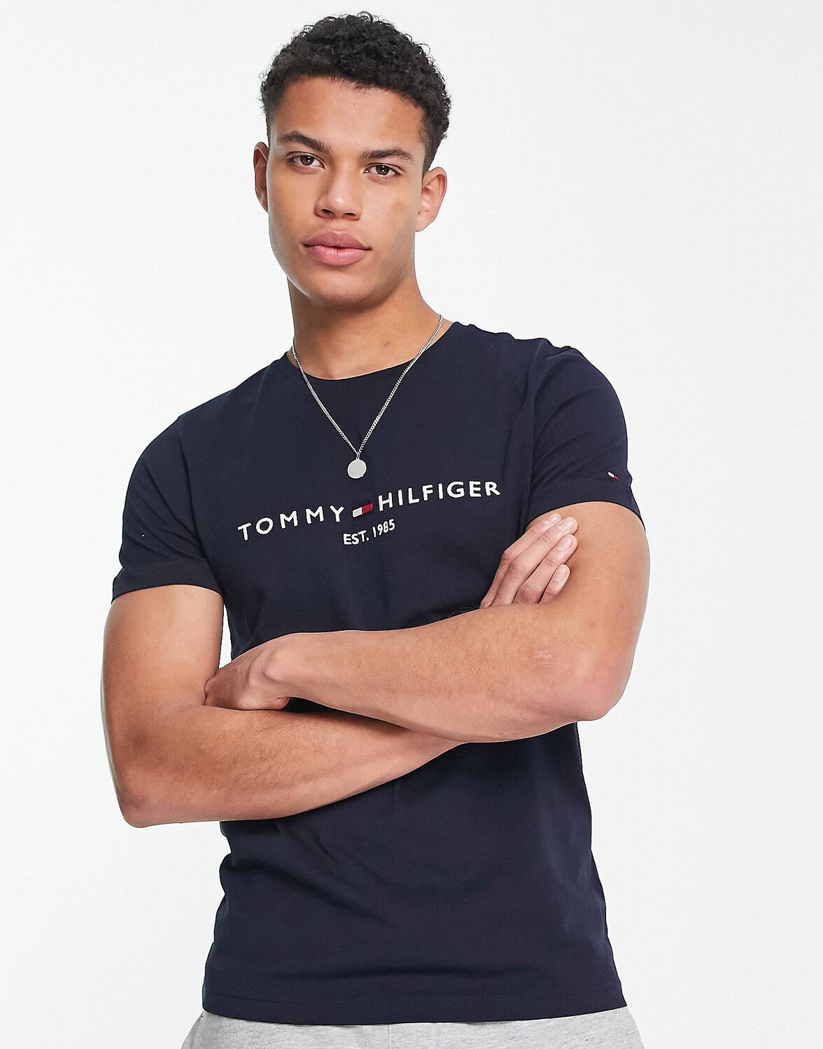 

Темно-синяя футболка с вышитым логотипом Tommy Hilfiger, Синий