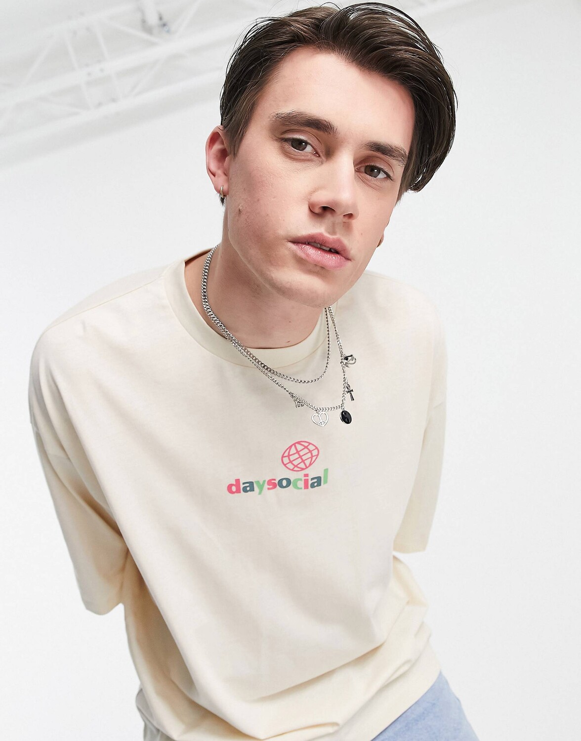 

Кремовая футболка оверсайз с принтом на груди ASOS Daysocial
