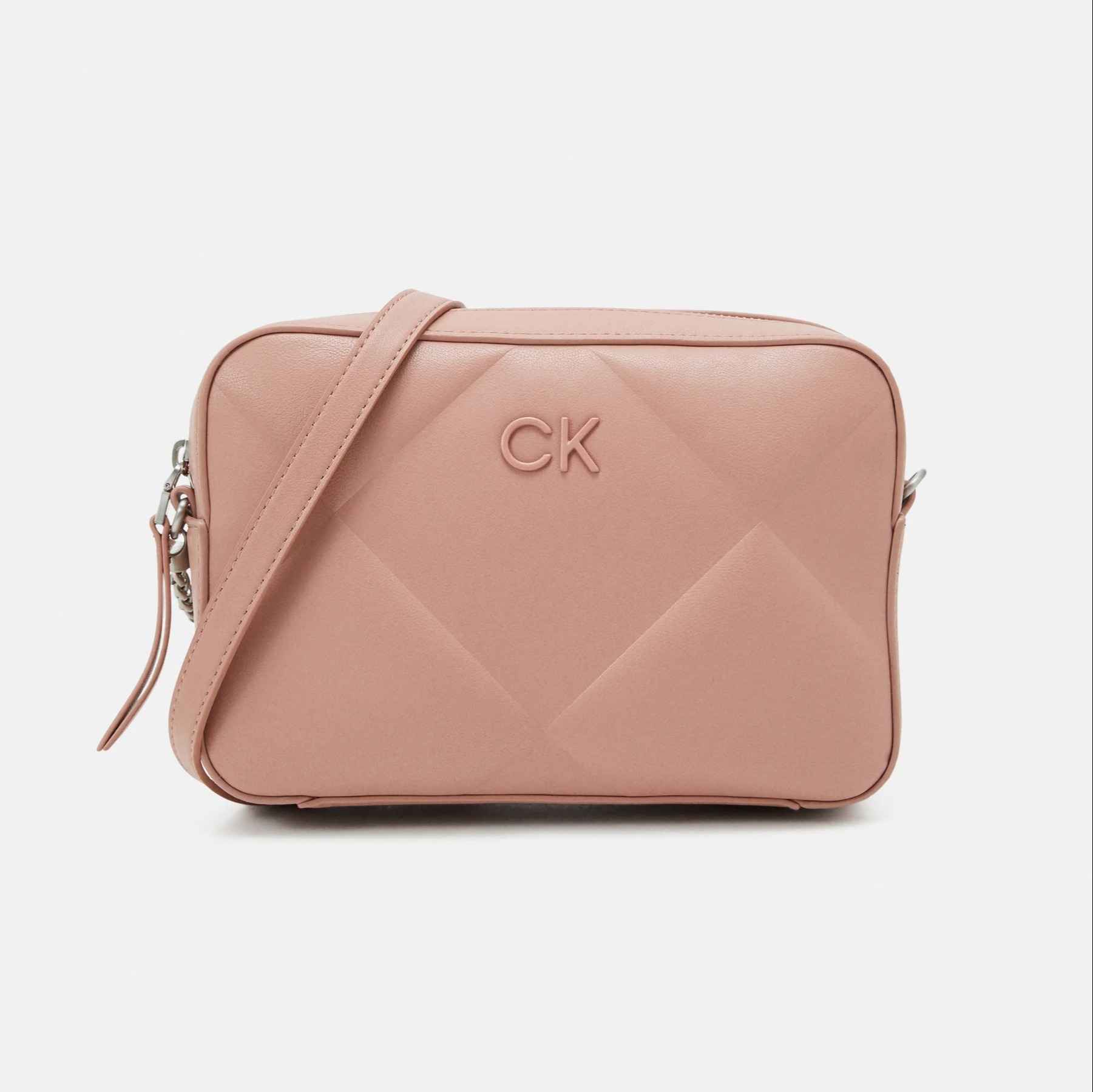 цена Сумка Calvin Klein Re Lock Quilt Camera Bag, пепельно-розовый