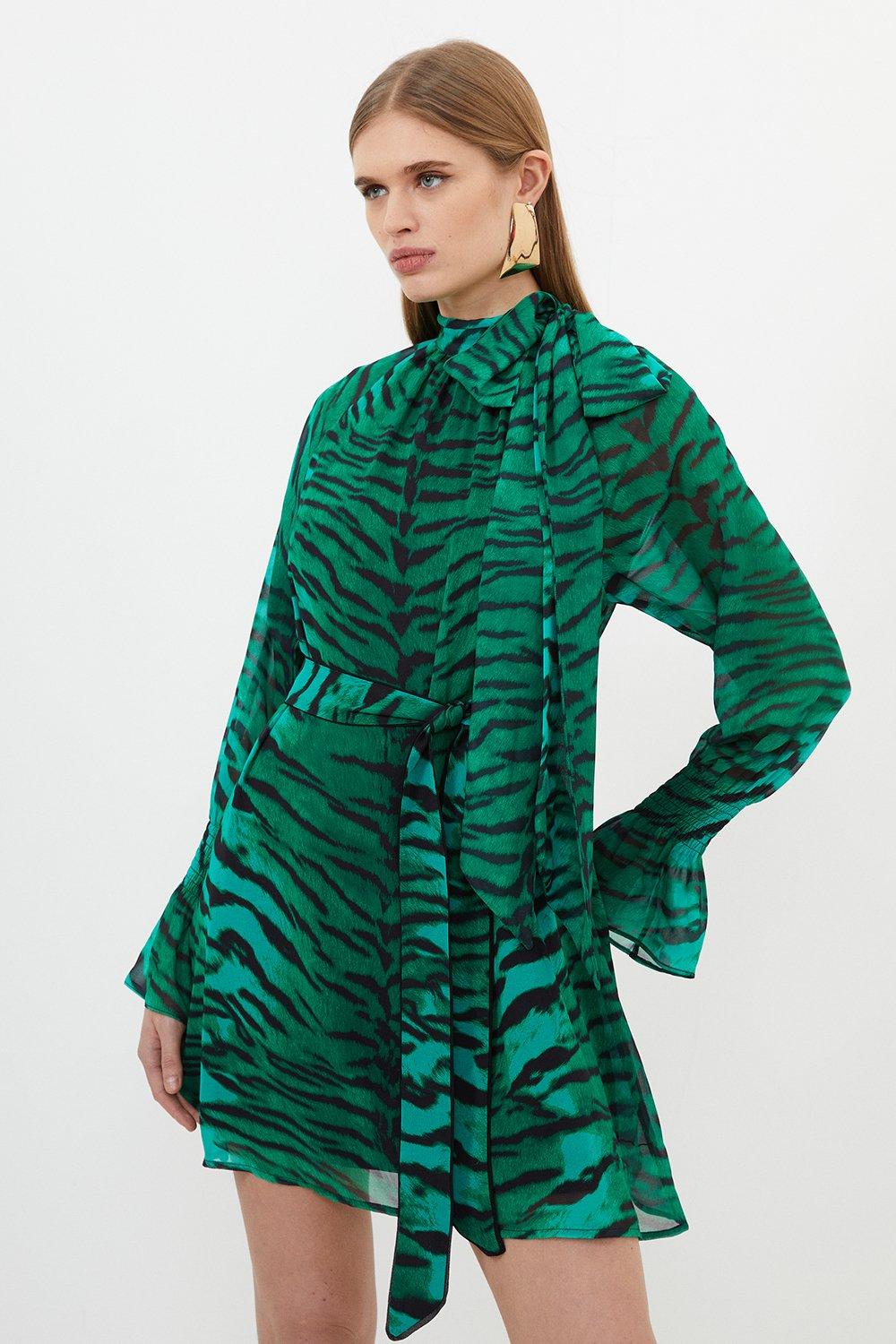 цена Тканое мини-платье с поясом и принтом Wild Tiger из жоржета Karen Millen, зеленый