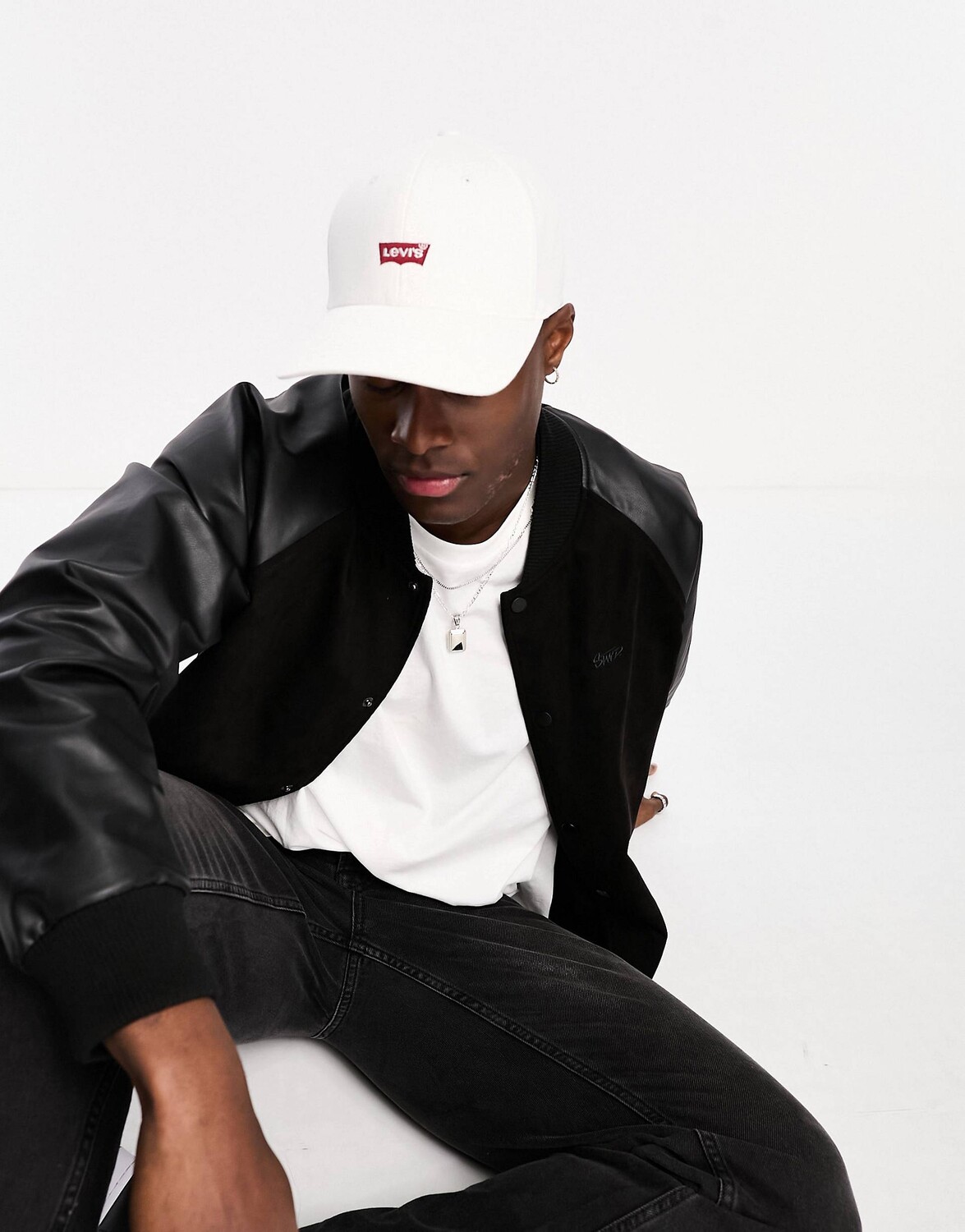 

Белая кепка Levi's с логотипом в виде крыла летучей мыши
