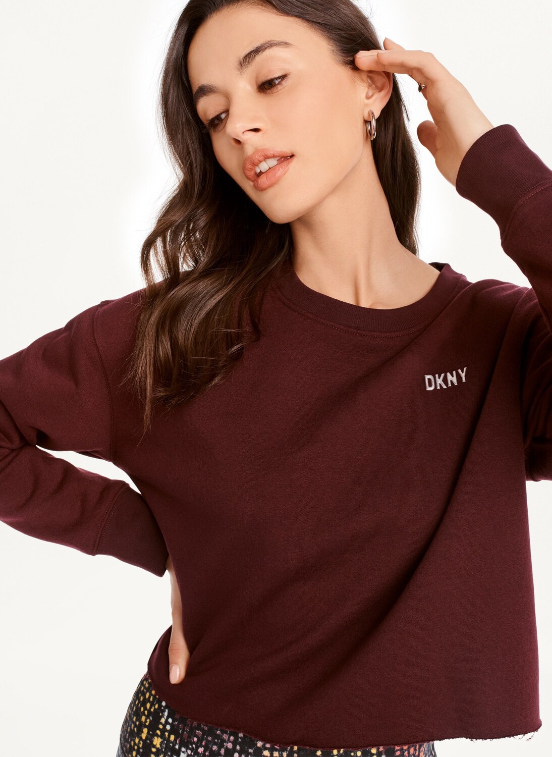 

Пуловер укороченный с металлическим логотипом DKNY