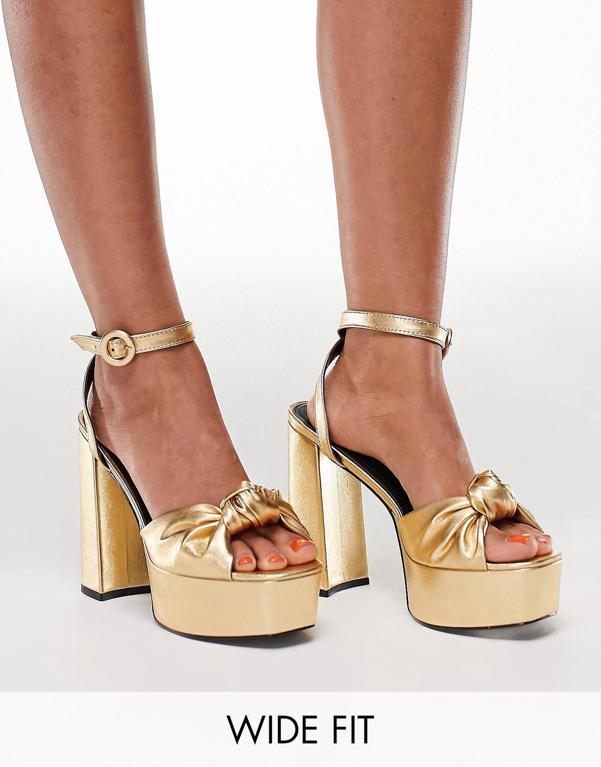 

Золотые босоножки на платформе и каблуке с узлом ASOS DESIGN Wide Fit Note