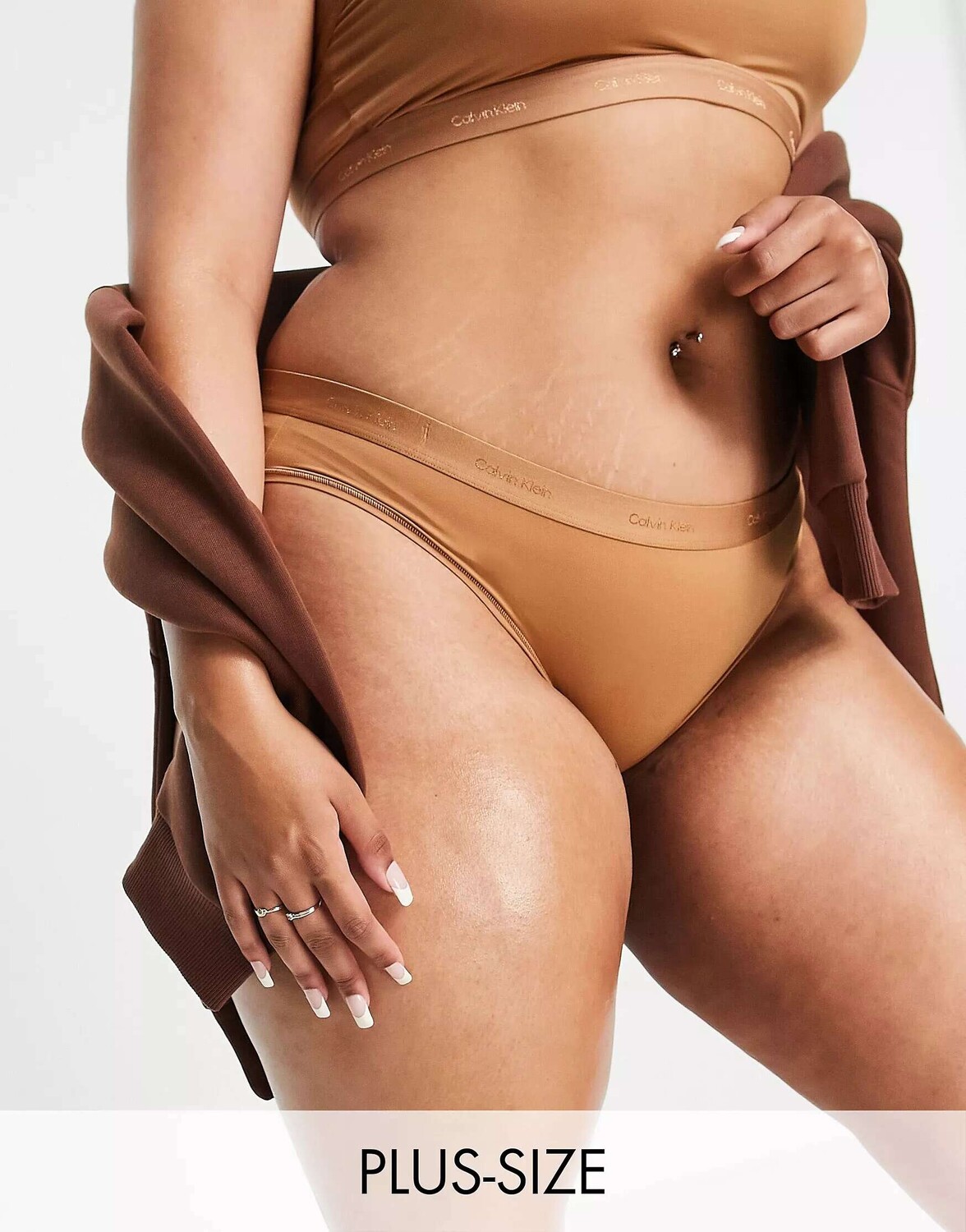 

Calvin Klein Plus Size Form To Body Трусики в стиле бикини с логотипом в тон из сандалового дерева