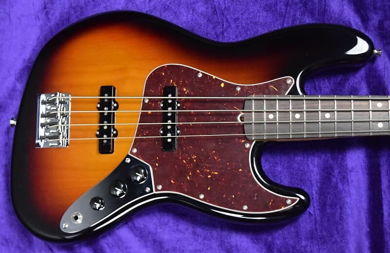 

Fender AM Pro II Jazz (4), 3-цветная расцветка Sunburst/палисандр *Заводской косметический дефект = экономия $! AMERICAN Professional 2 Jazz (4)