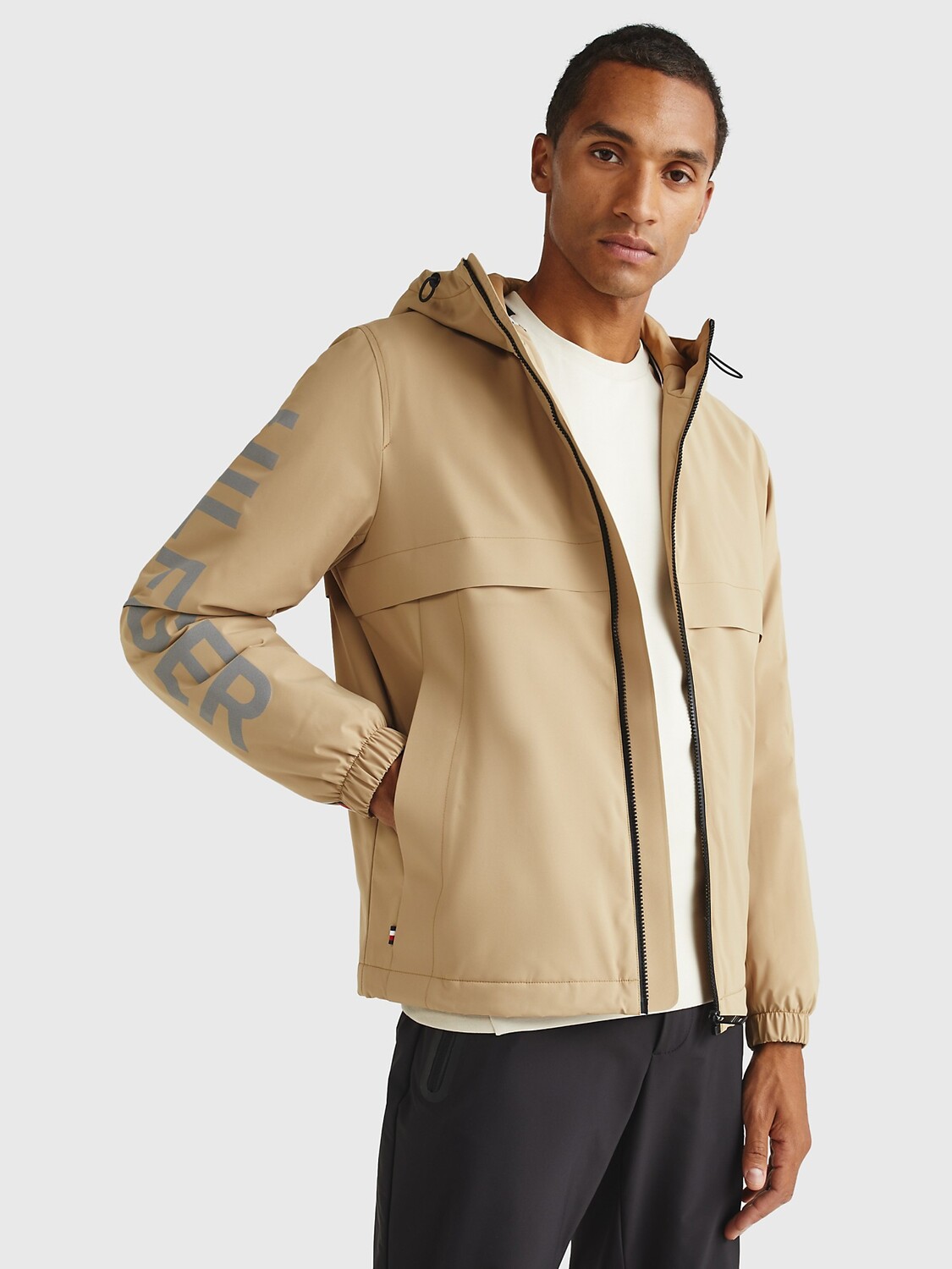 

Утепленная куртка с капюшоном Tommy Hilfiger, черный