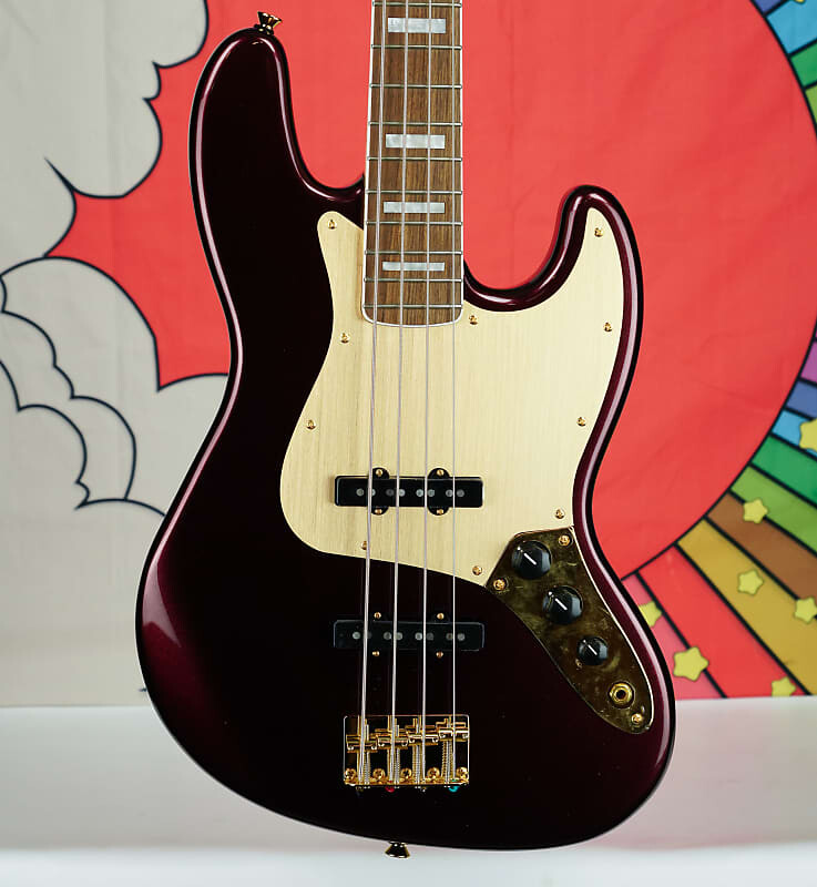 

Squier 40th Anniversary Jazz Bass, Gold Edition, Накладка на гриф Laurel, накладка из анодированного золота, рубиново-красный металлик 0379440515