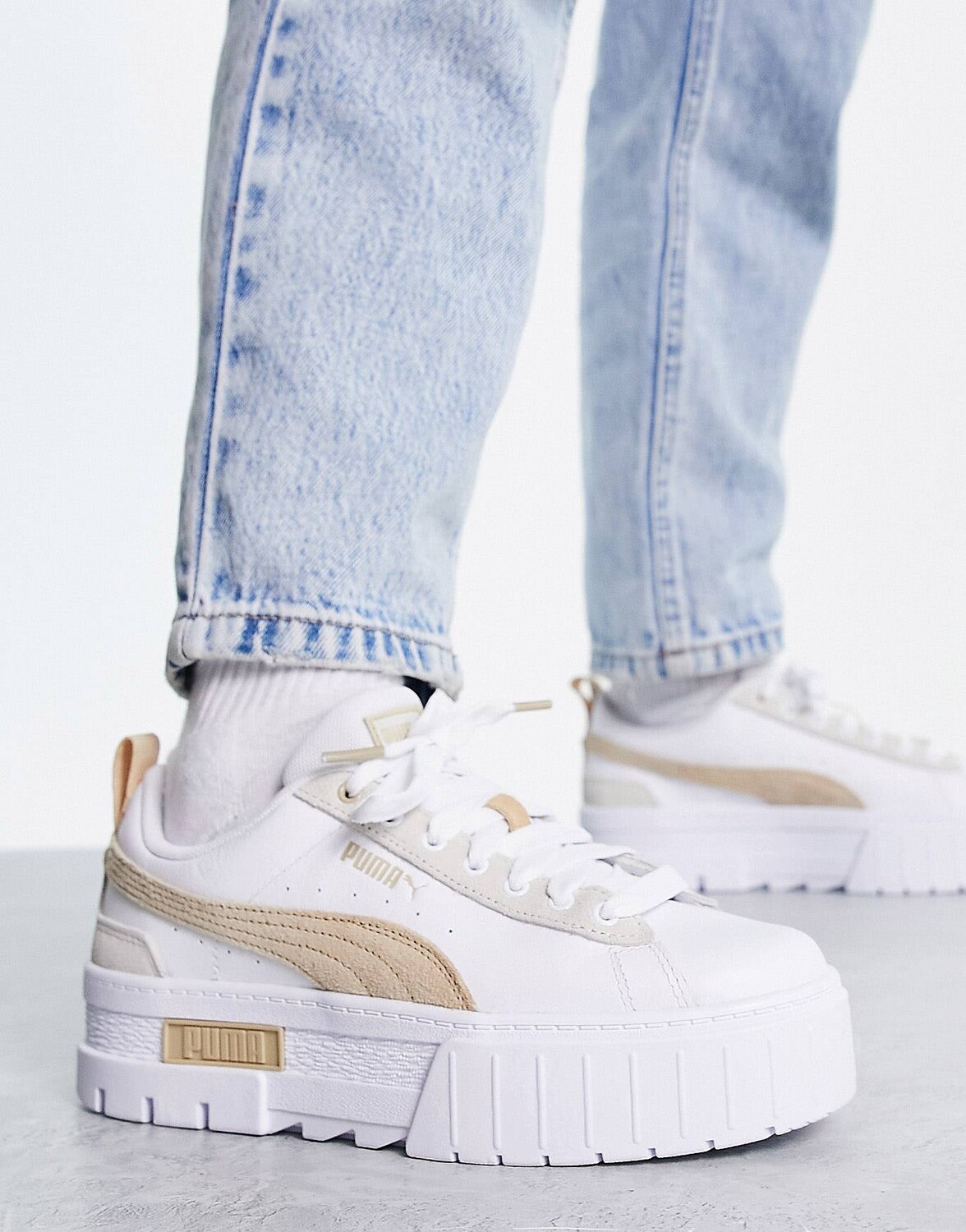 

Бело-розовые массивные кроссовки Puma Mayze