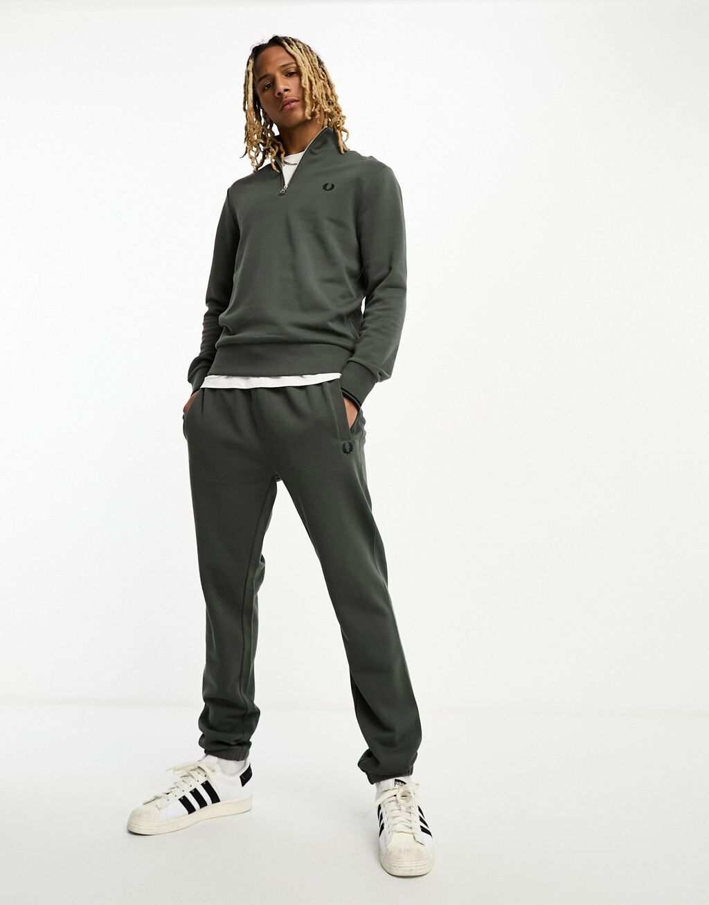 

Зеленые джоггеры с петелькой Fred Perry