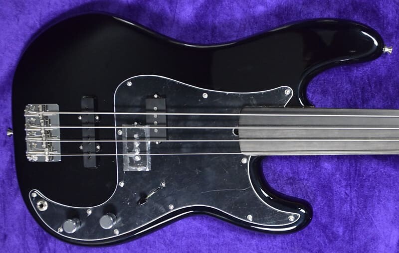 

Fender Tony Franklin Fretless Precision, черный с черным деревом Fender Tony Fretless Precision