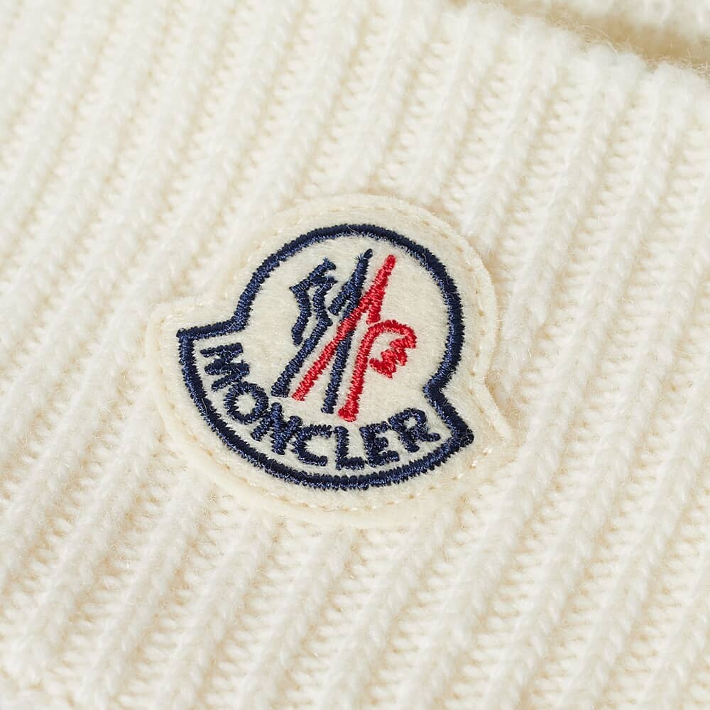 

шапка с логотипом Moncler