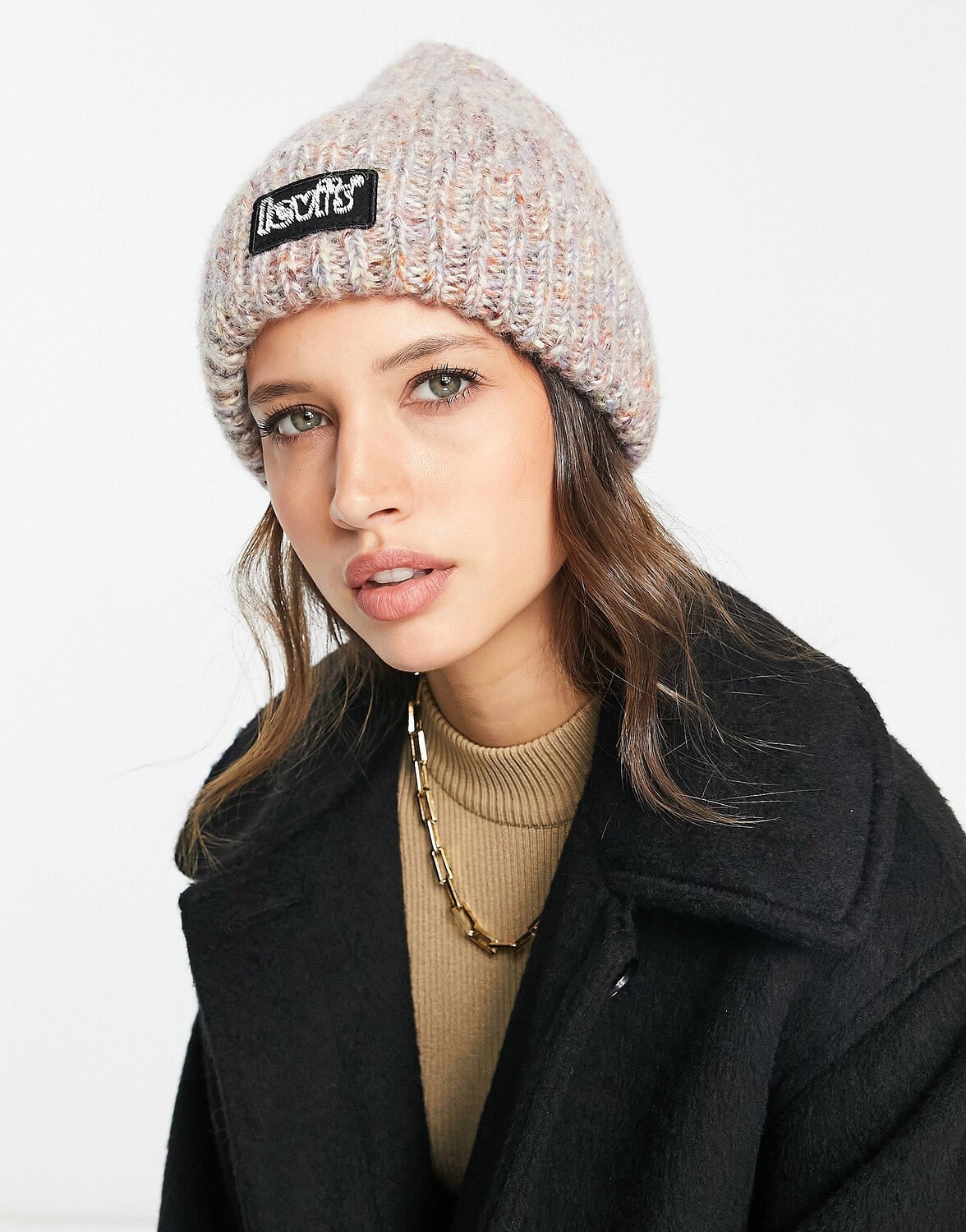 

Массивная шапка Levi's бежевого цвета