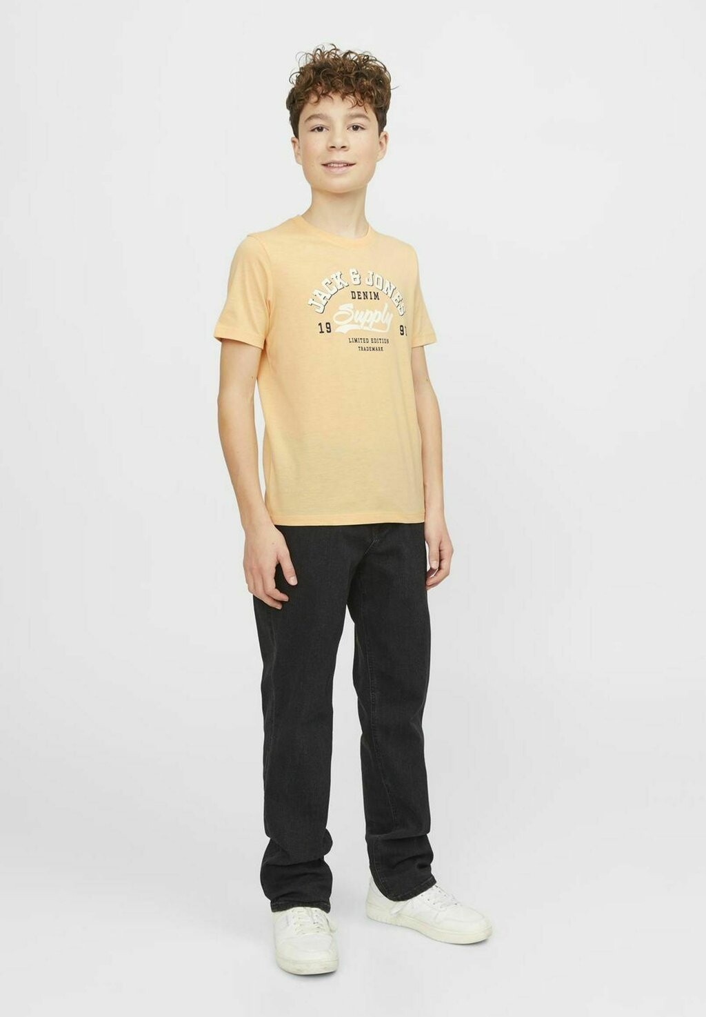 

Футболка с принтом JJELOGO TEE NECK Jack & Jones Junior, цвет apricot ice