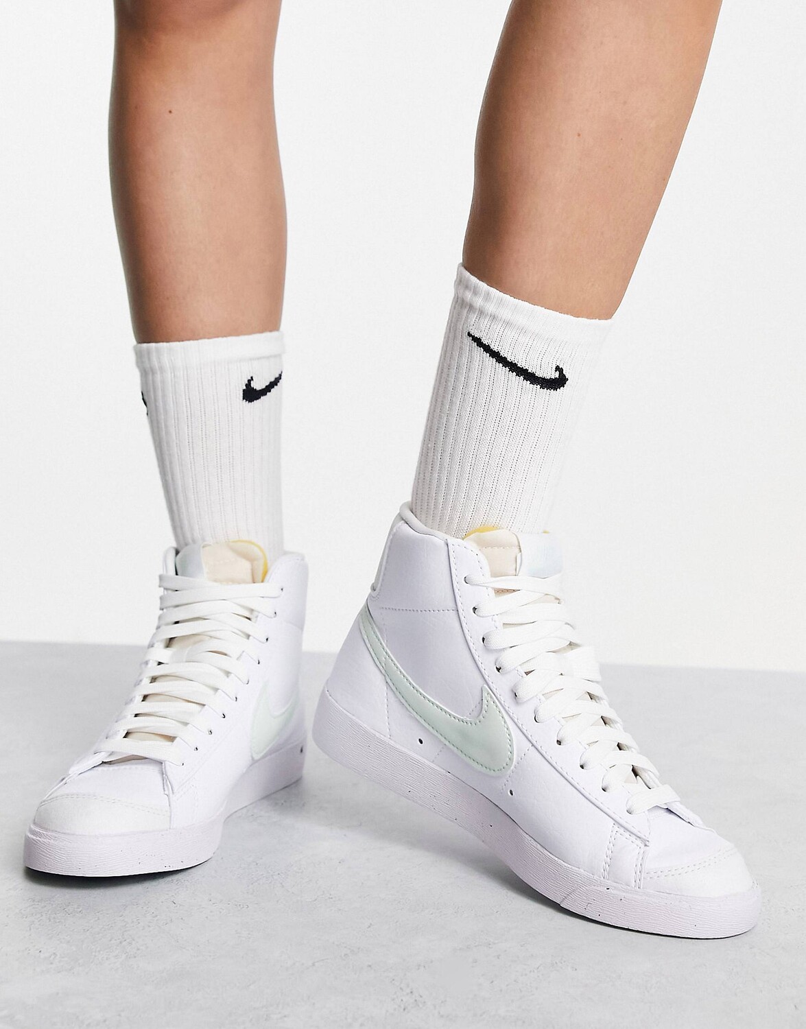 Заказать Бело-зеленые кроссовки Nike Blazer Mid '77 Next – цены ...