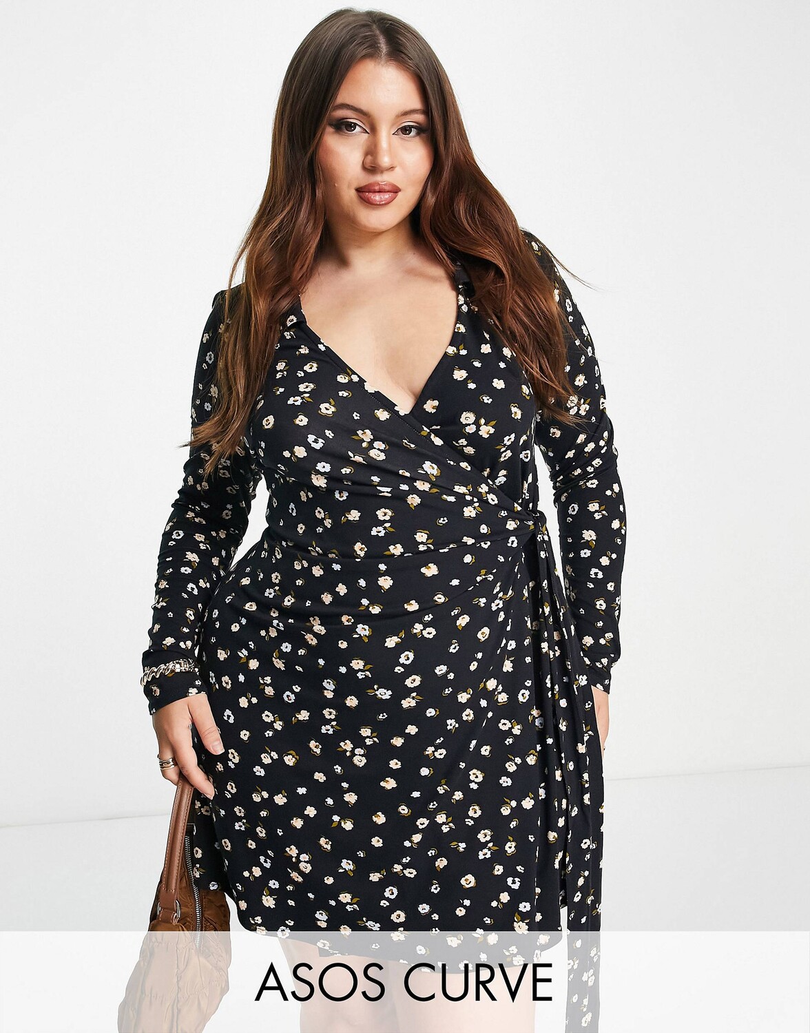 

Черное платье с запахом и цветочным принтом ASOS DESIGN Curve с длинными рукавами и воротником