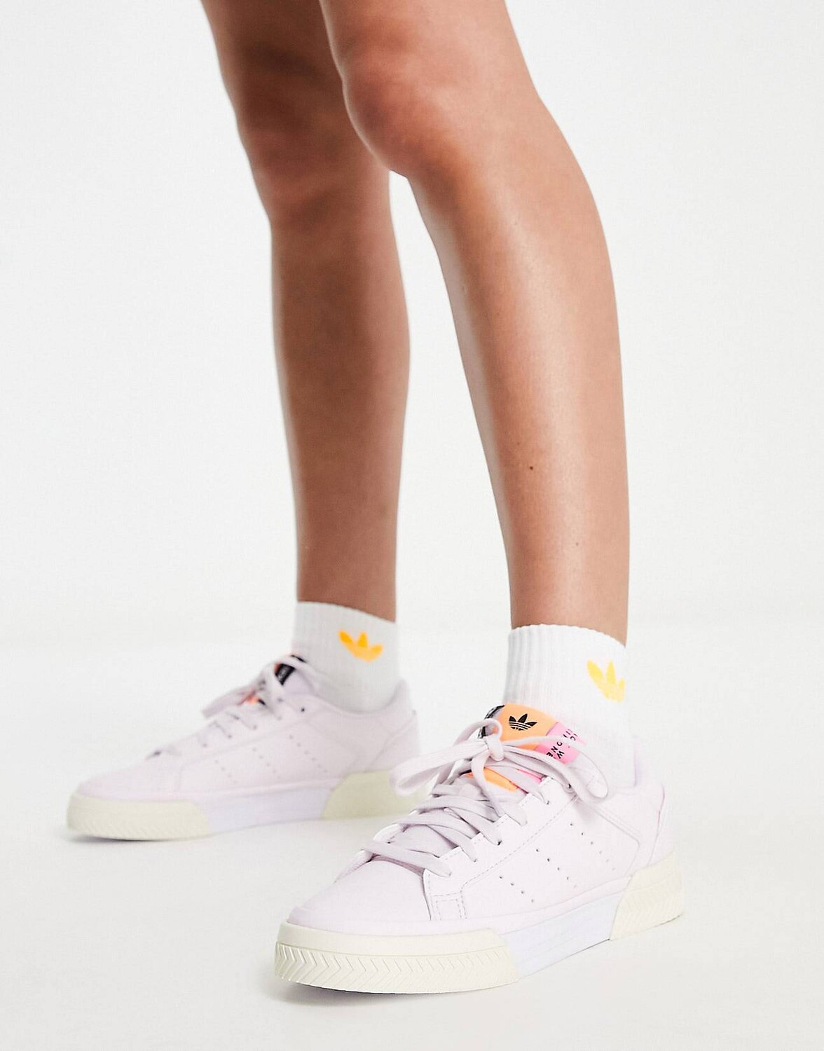 

Светло-розовые кроссовки adidas Originals Court Tourino