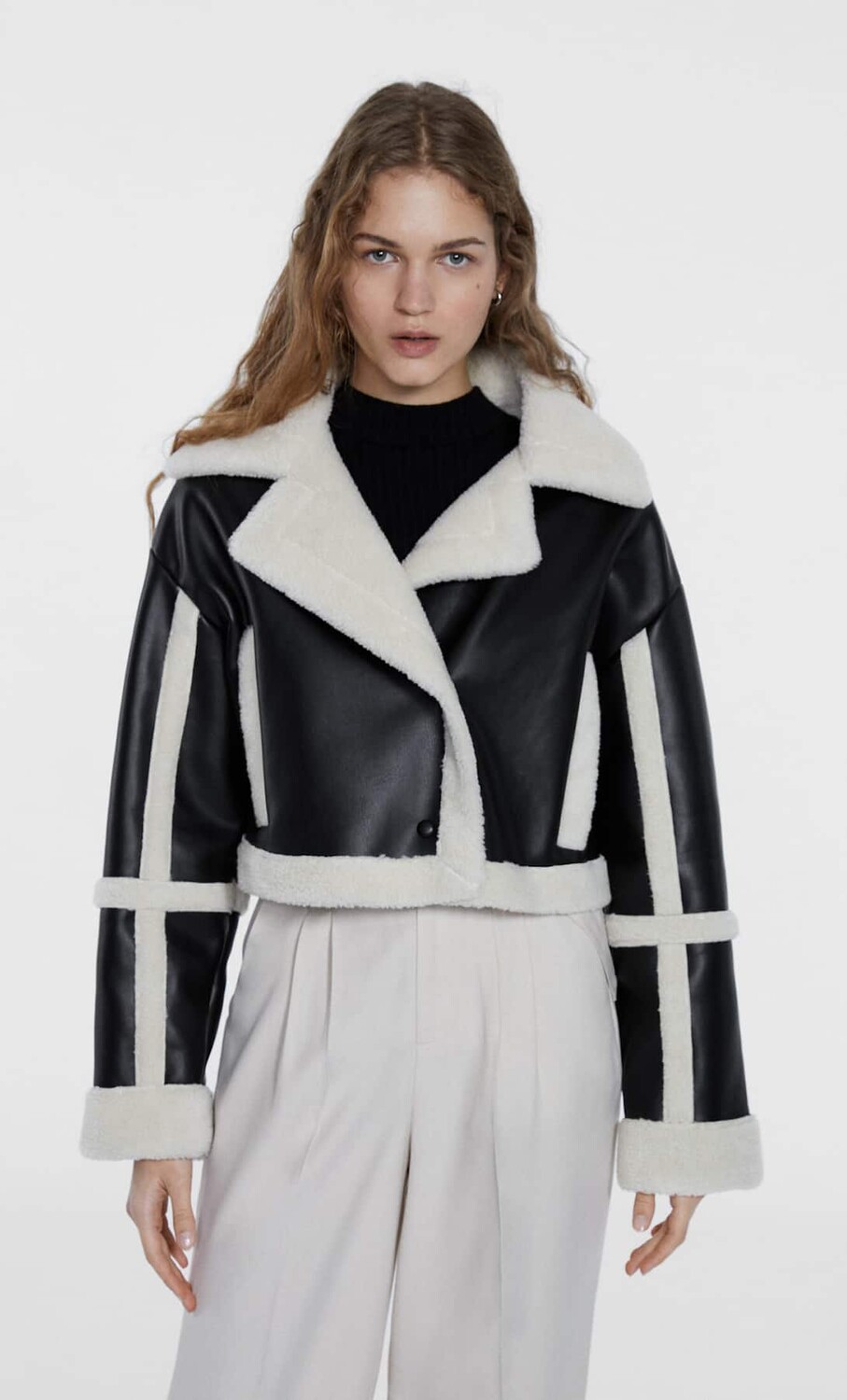 

Укороченная двусторонняя куртка с перекрепками Stradivarius, черный