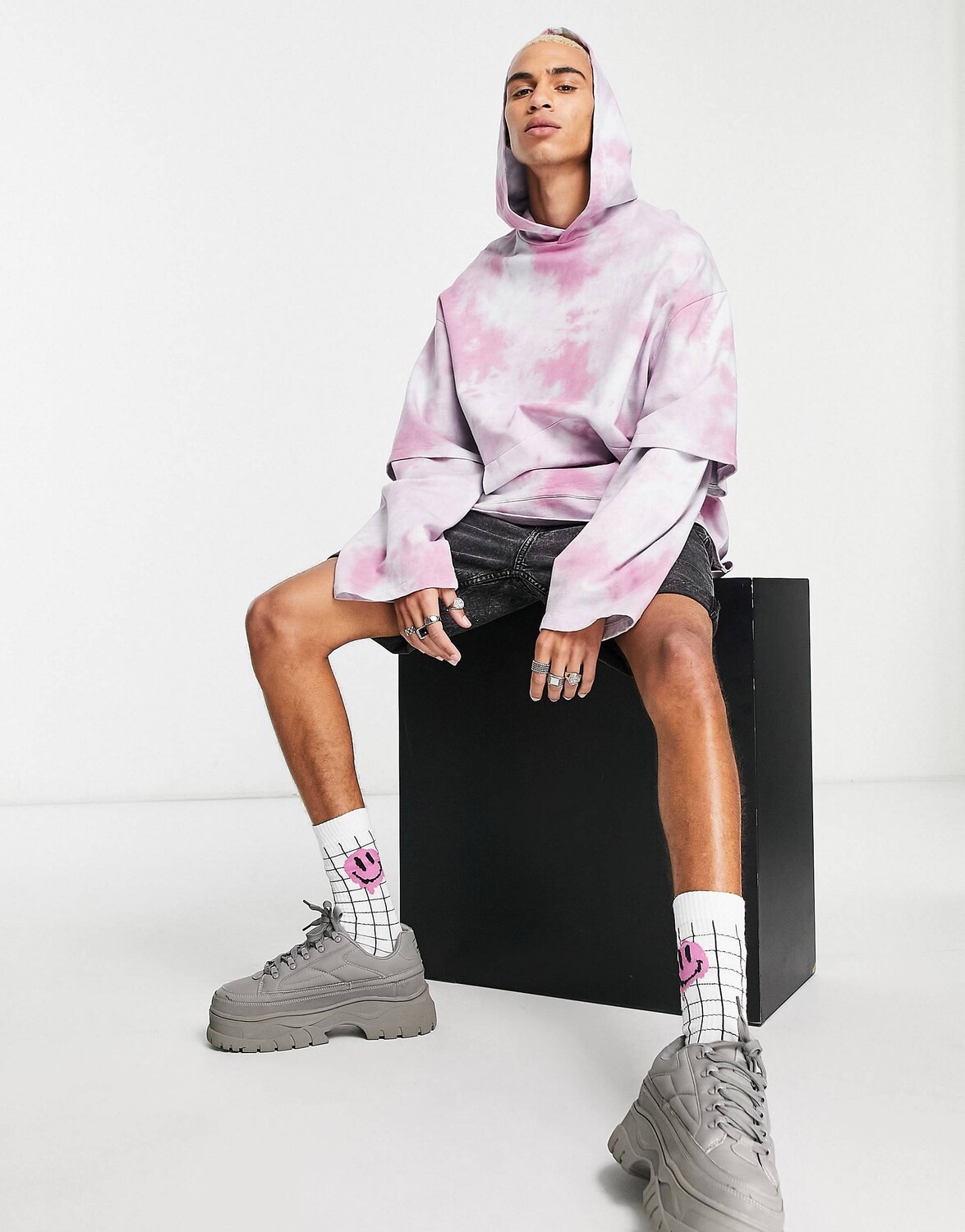 

Худи оверсайз бело-розового цвета тай-дай с двухслойными рукавами ASOS DESIGN