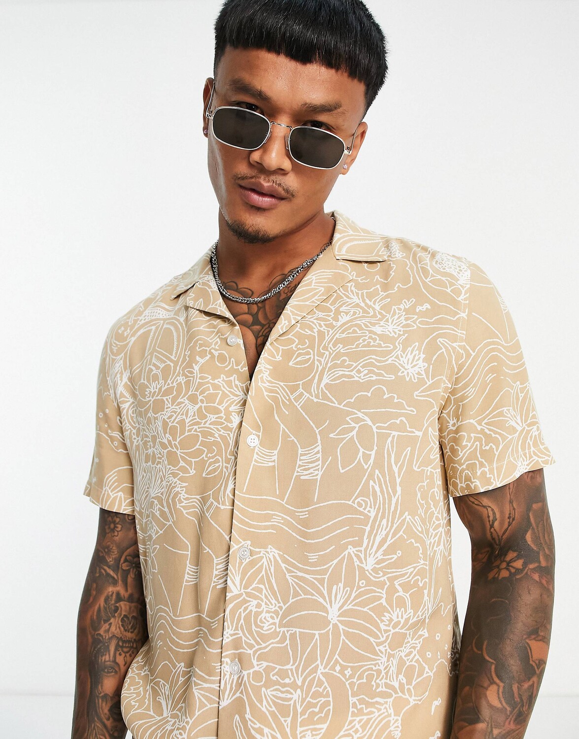 

Бежевая рубашка с принтом ASOS DESIGN revere