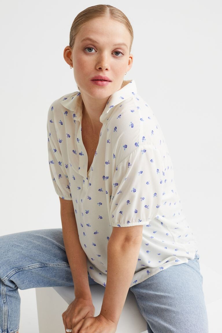 

МАМА Блузка с пышными рукавами H&M, белые/синие цветы