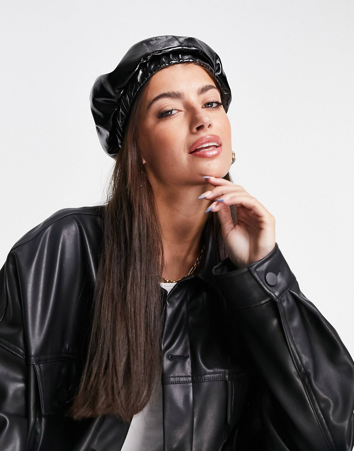 

Черный виниловый берет со сборками и рюшами ASOS DESIGN