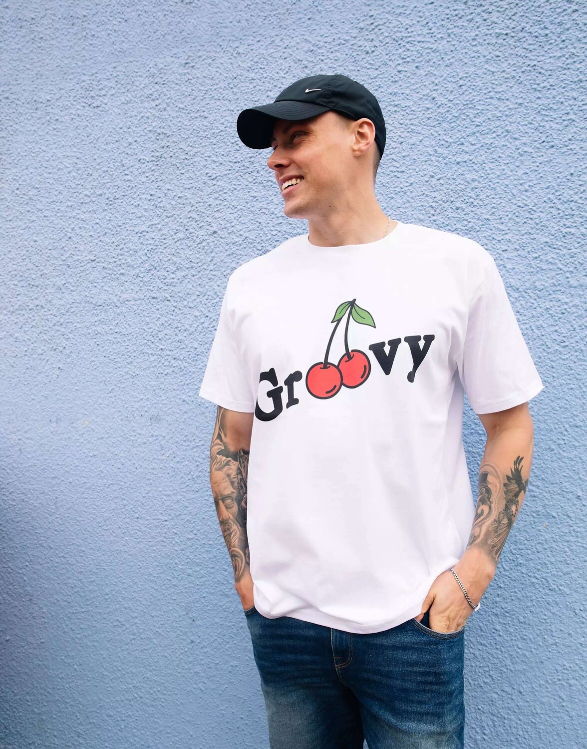 

Белая футболка унисекс с надписью «Groovy» и надписью «вишня» Batch1, Белый