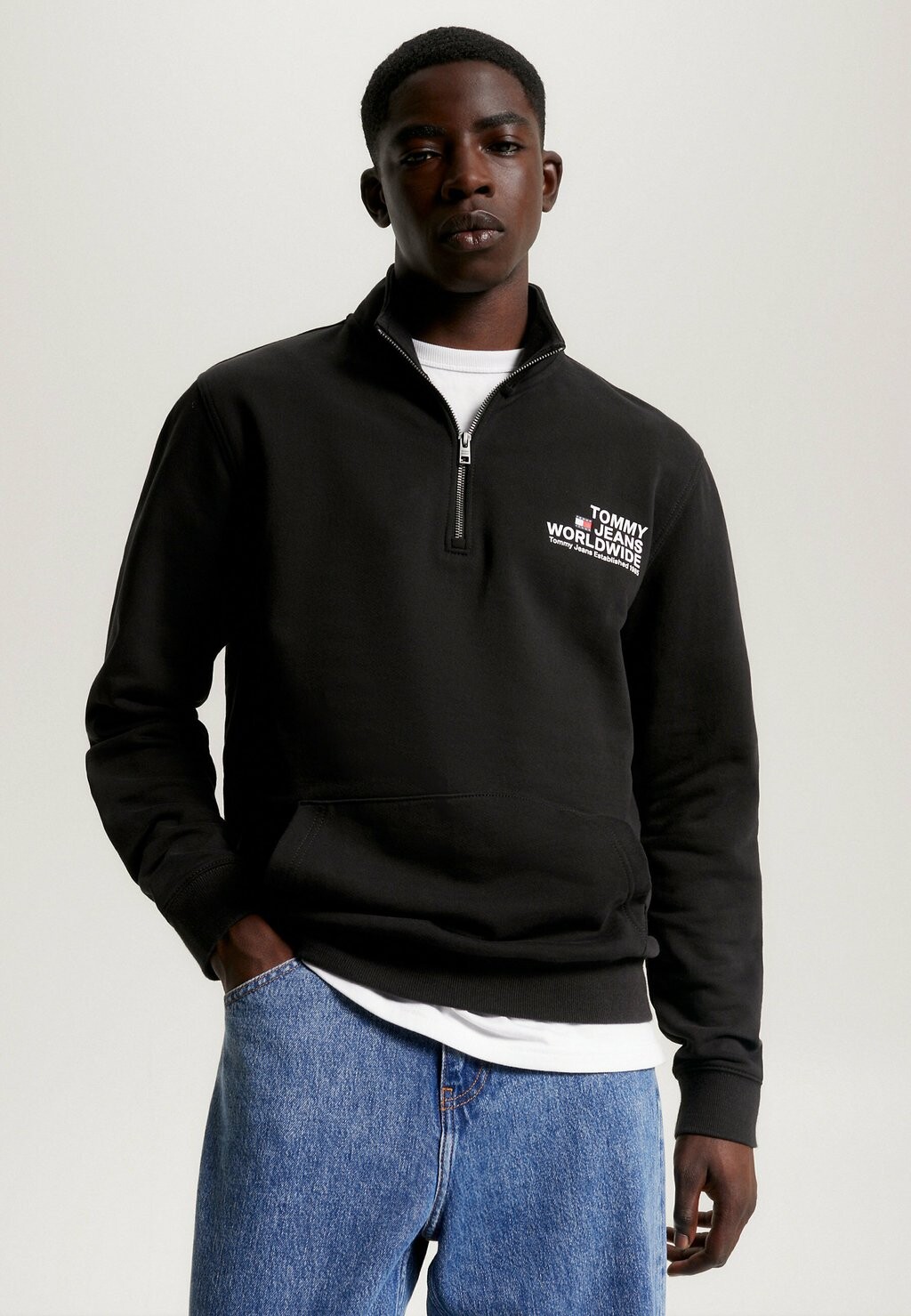 

Толстовка ГРАФИЧЕСКИЙ ЛОГОТИП НА ПОЛОВИНЕ МОЛНИИ Tommy Jeans, черный