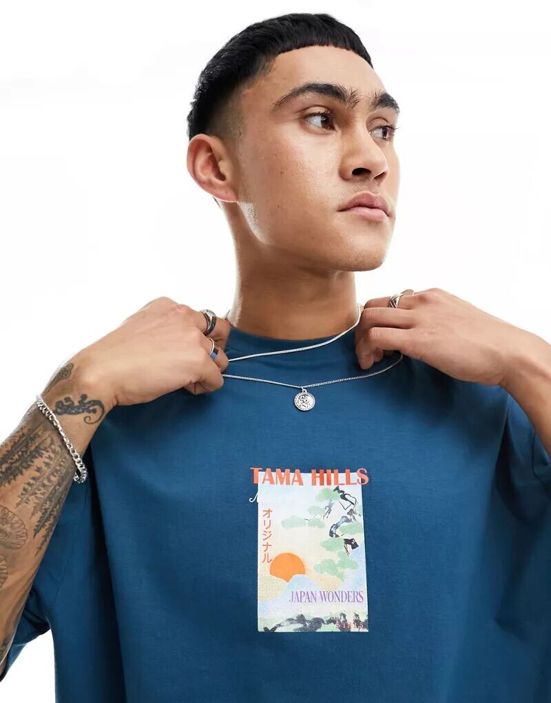 

Синяя футболка оверсайз с пейзажным принтом на груди ASOS