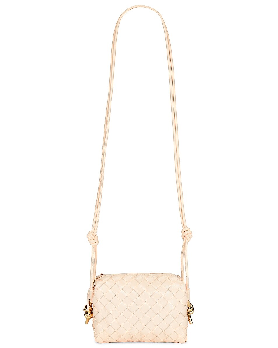 

Сумка кросс-боди Bottega Veneta Mini Loop, цвет Macaroon & Muse Brass