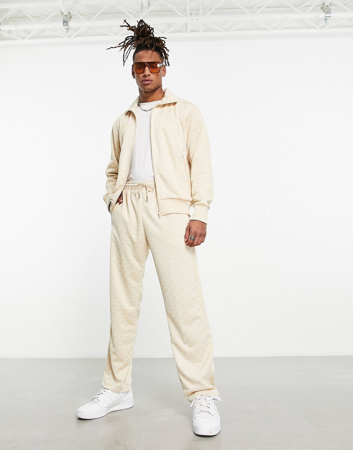 

Нейтральные спортивные брюки с монограммой adidas Originals Trefoil