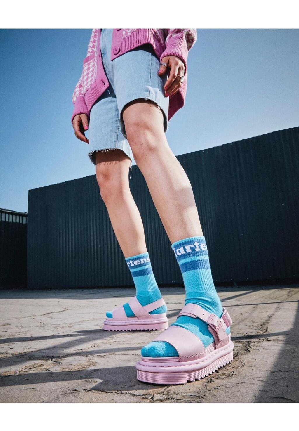 

Босоножки на платформе Dr. Martens