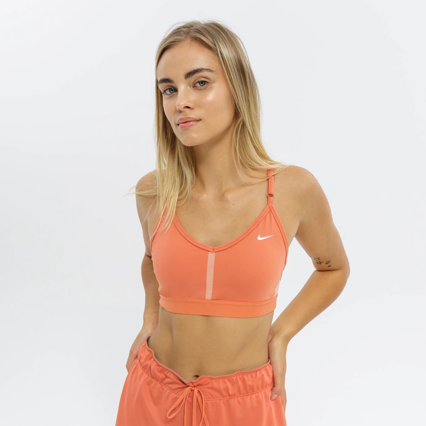 цена Бюстгальтер Nike Indy, оранжевый