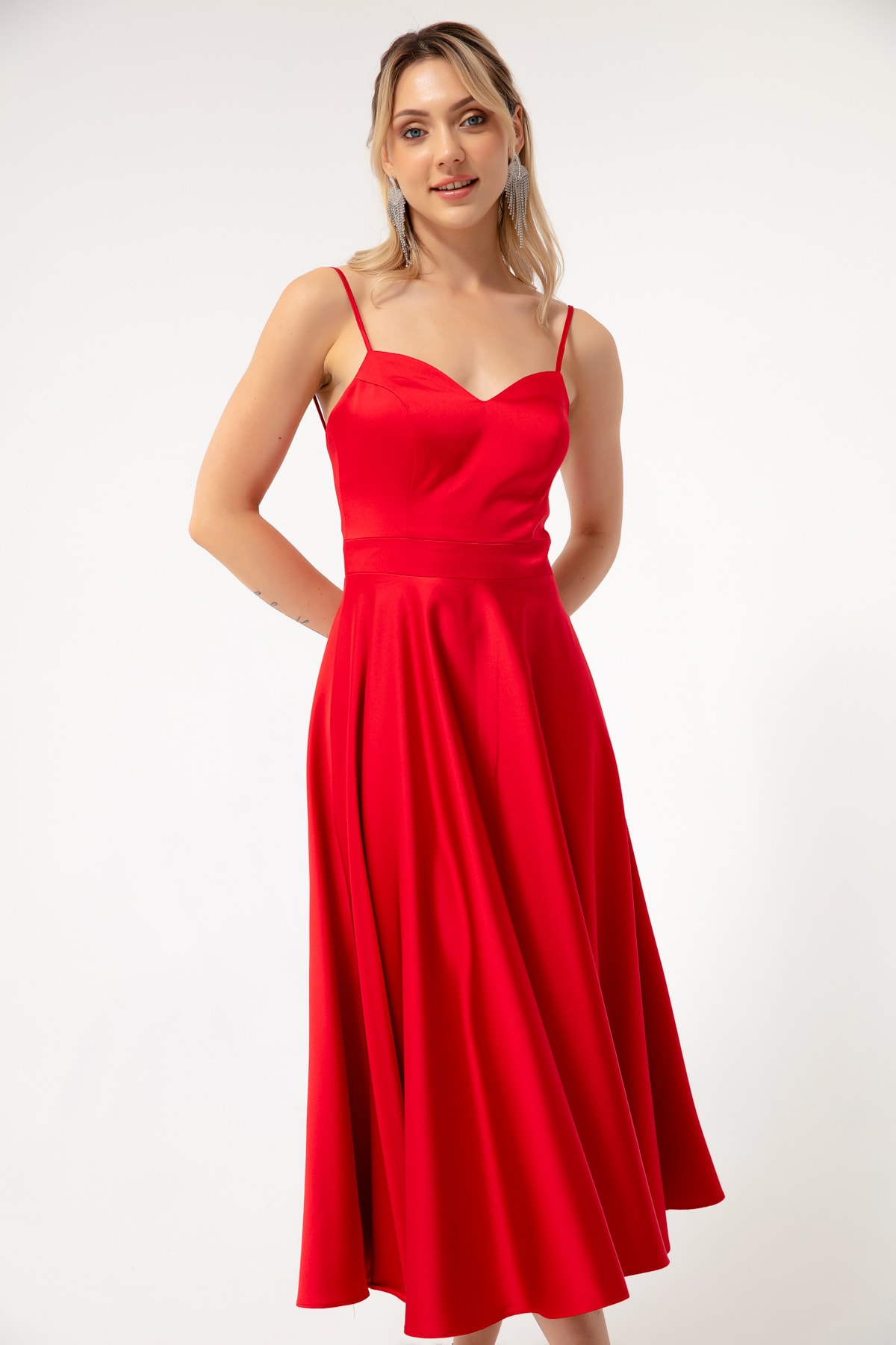 Женское красное атласное вечернее платье миди на тонких бретелях Lafaba, красный платье атласное на тонких бретелях 40 черный