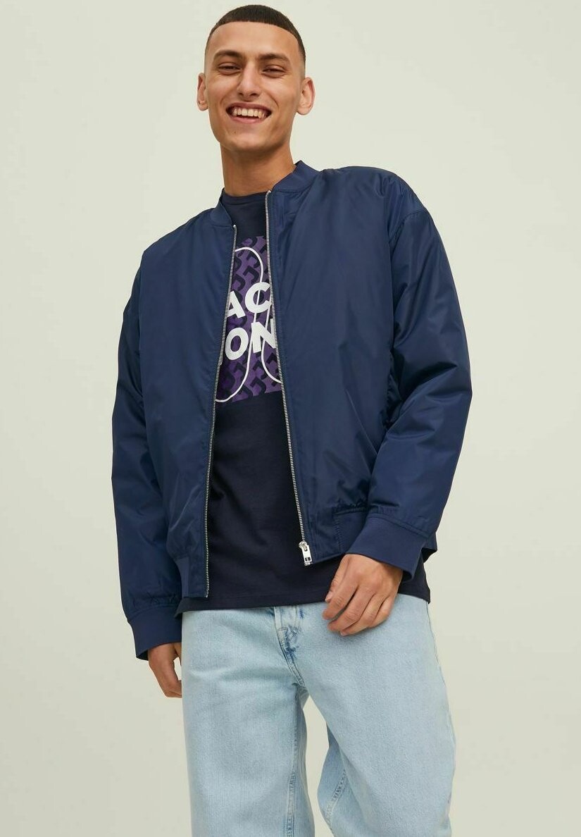 

Бомбер Jack & Jones
