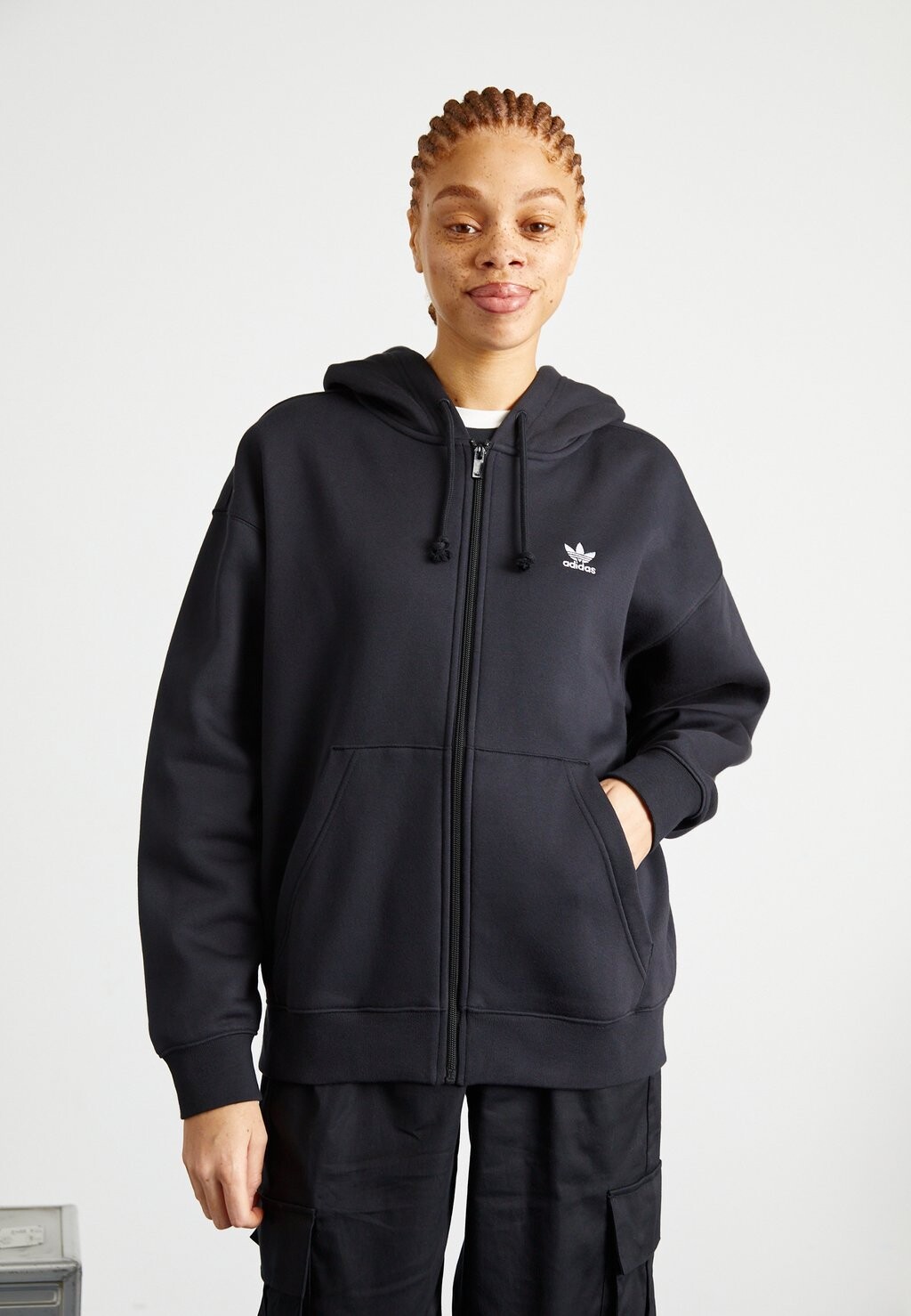 

Толстовка со стойкой adidas Originals ESSENTIALS FULL ZIP, черный