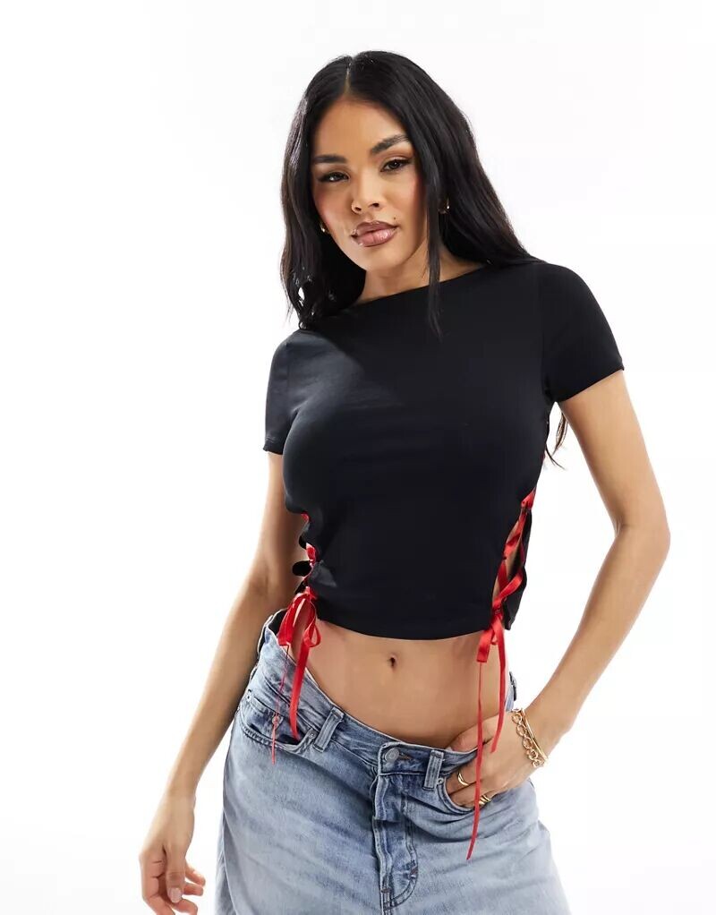 

Черная укороченная футболка с галстуком-бабочкой ASOS