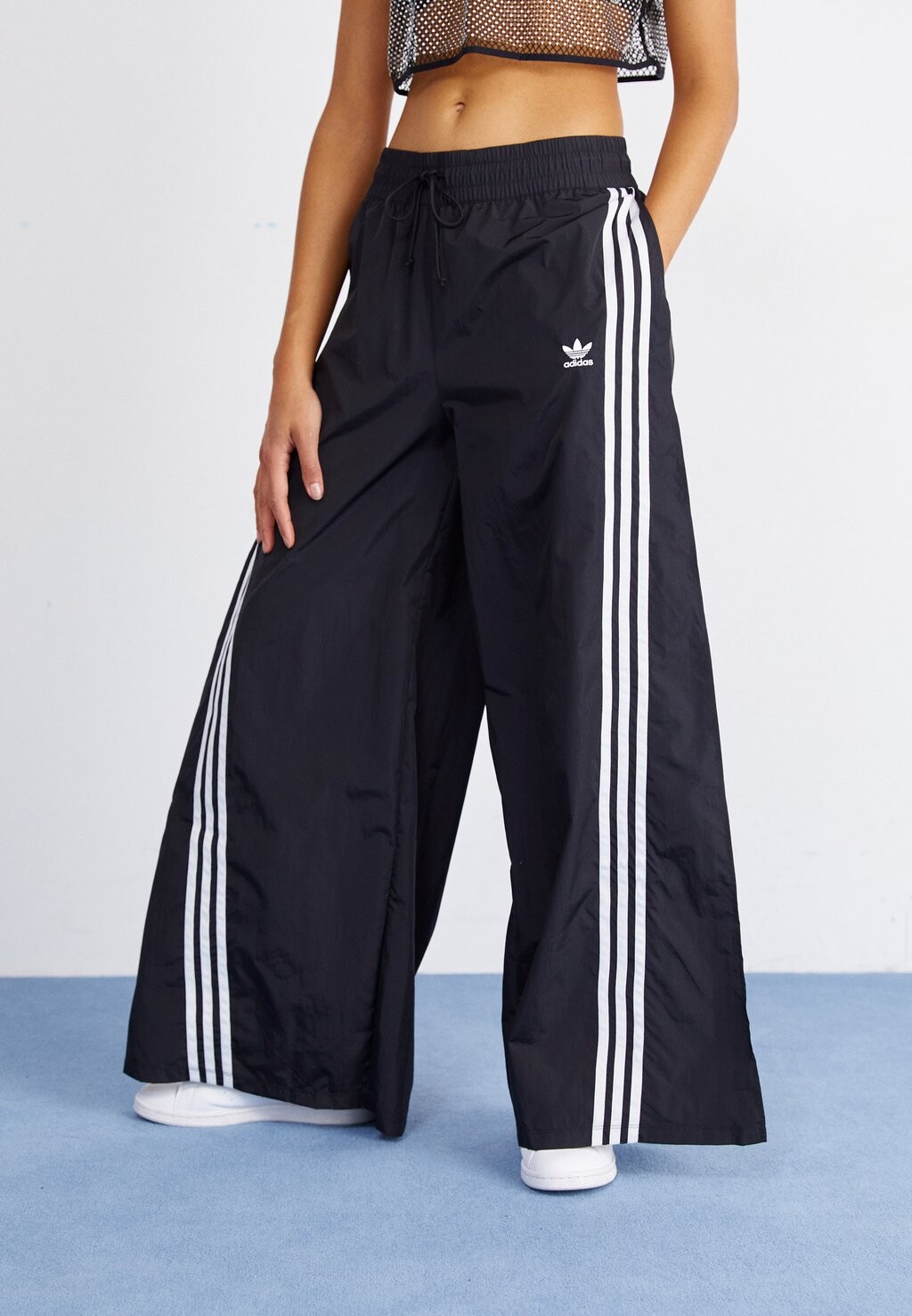 

Спортивные штаны adidas Originals, цвет black