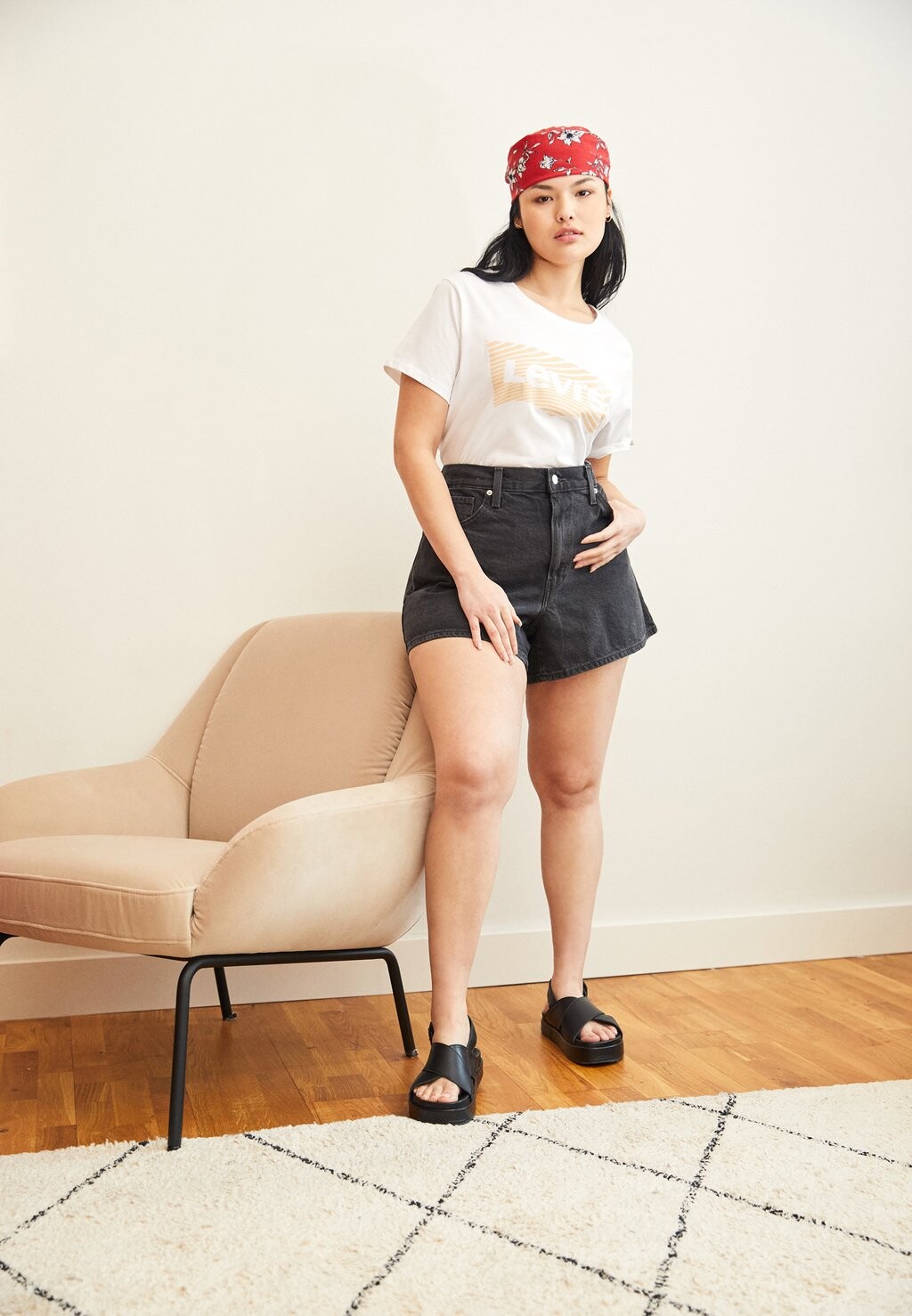

Джинсовые шорты Levi's Plus Mom, чудесно