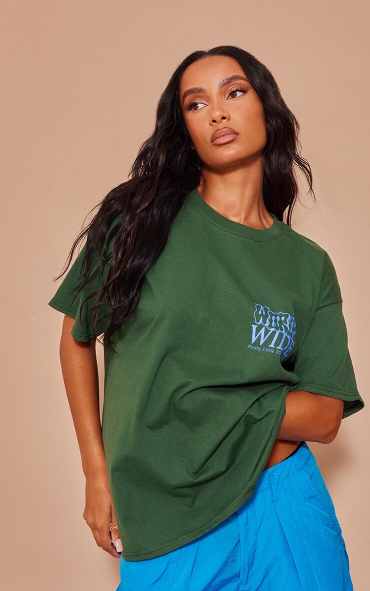 

PrettyLittleThing Лесно-зеленая футболка с мировым принтом, Зеленый
