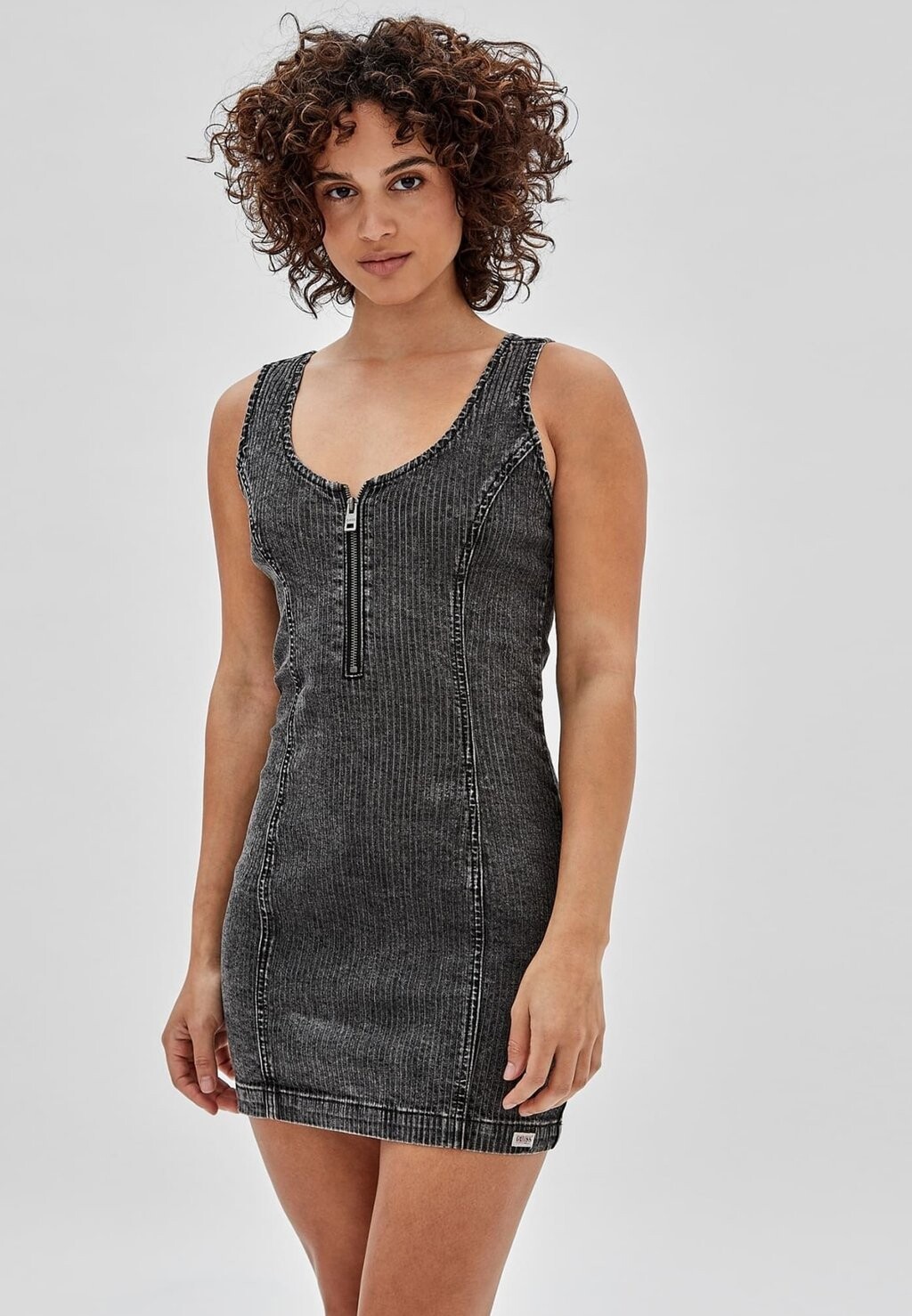 

Джинсовое платье Guess, черный