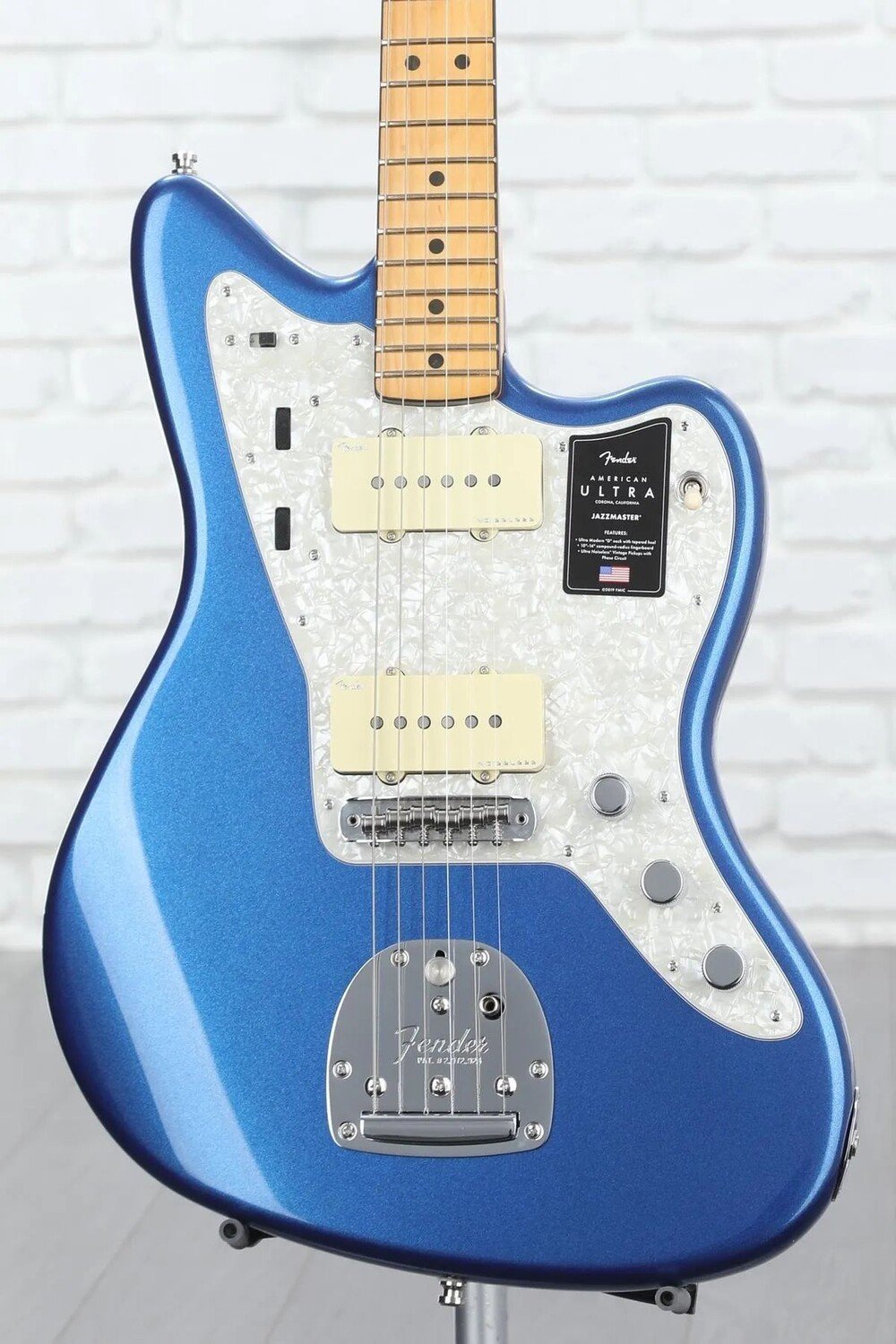 

Fender American Ultra Jazzmaster — цвет Cobra Blue с кленовой накладкой на грифе